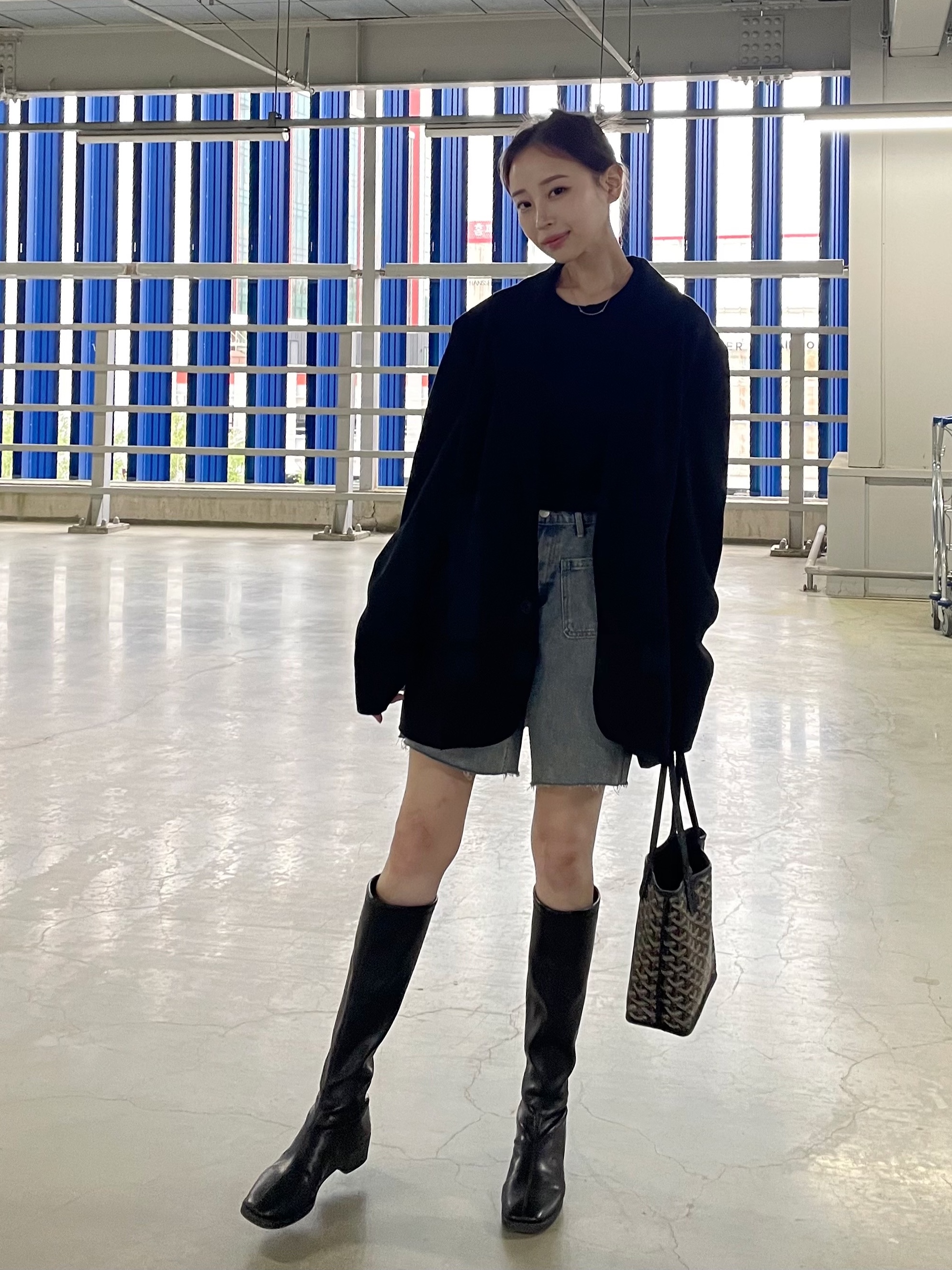 (W) Maison Kitsune Baby Fox Patch Regular T-Shirt Black, Goyard Anjou Mini Bag Black 착용 스타일 - 3