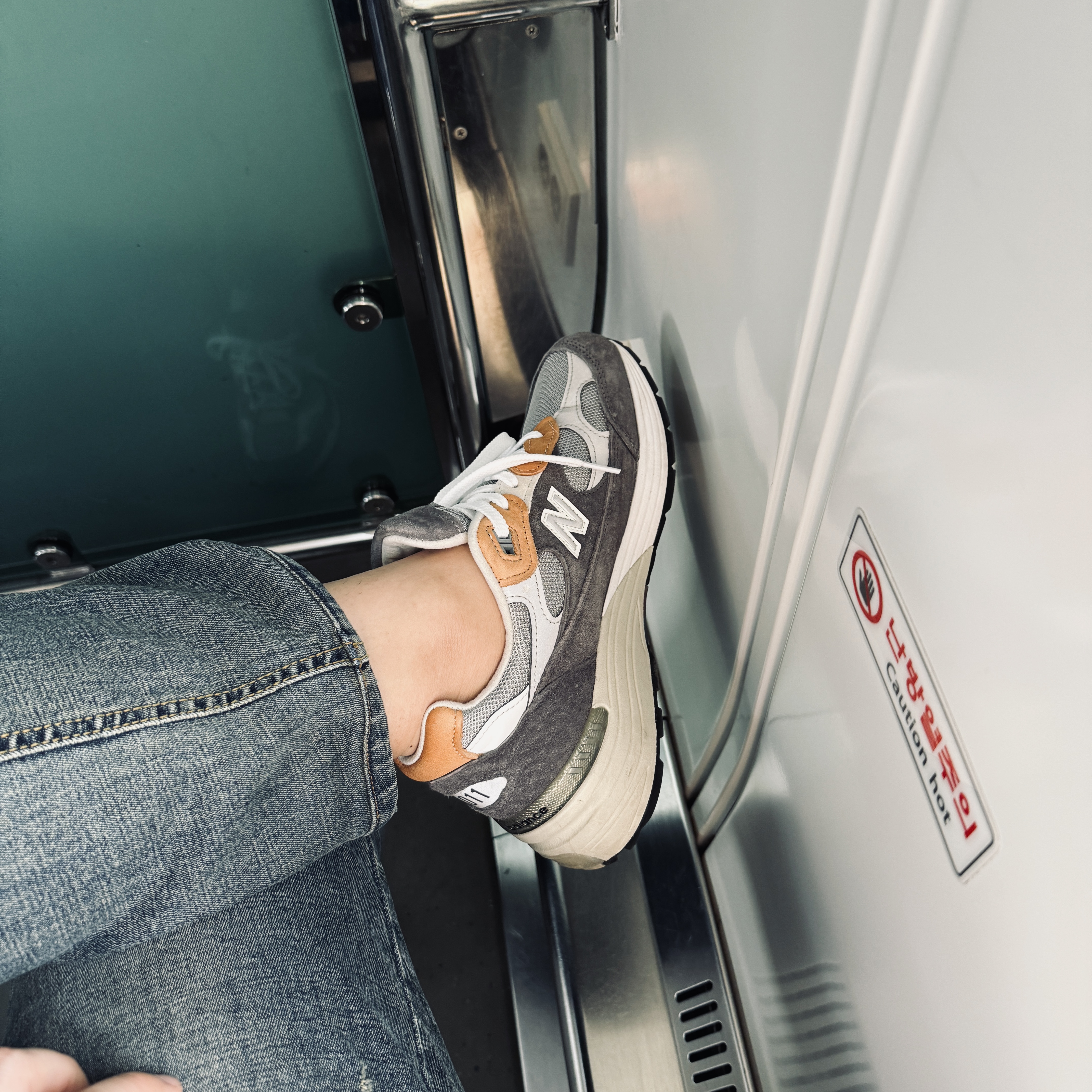 New Balance x Todd Snyder 992 Made in USA 10th Anniversary Grey Tan 착용 스타일