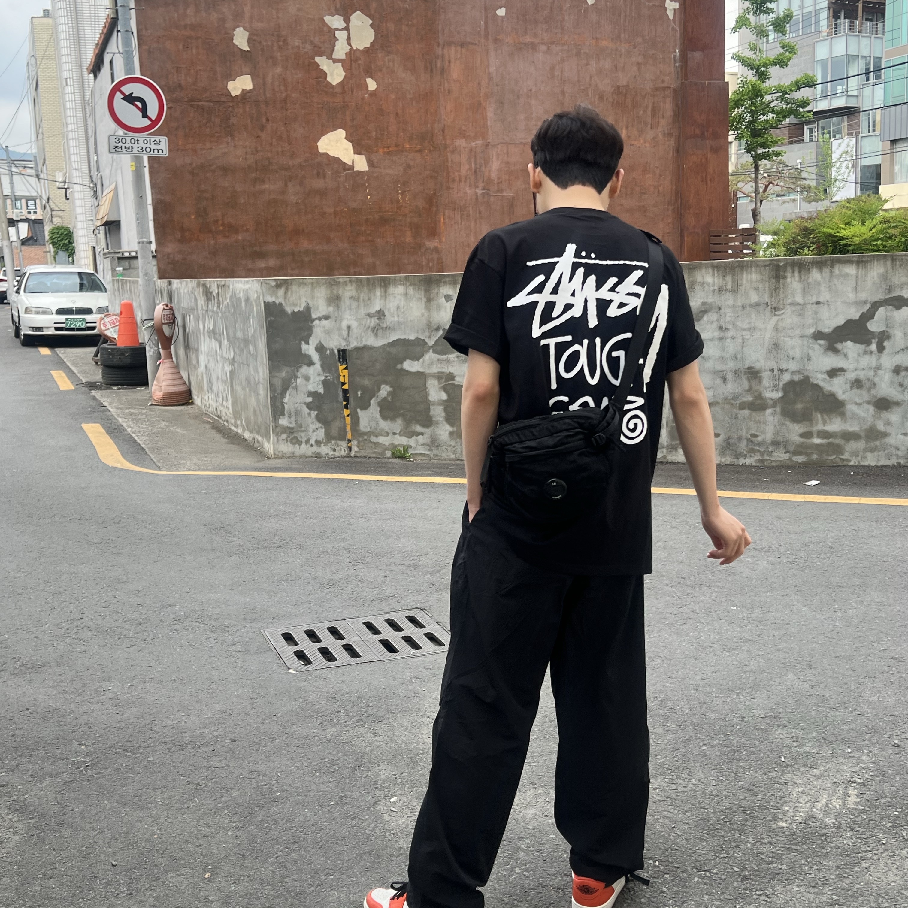Stussy Tough Gear T-Shirt Black, Jordan 1 Low OG Starfish 착용 스타일