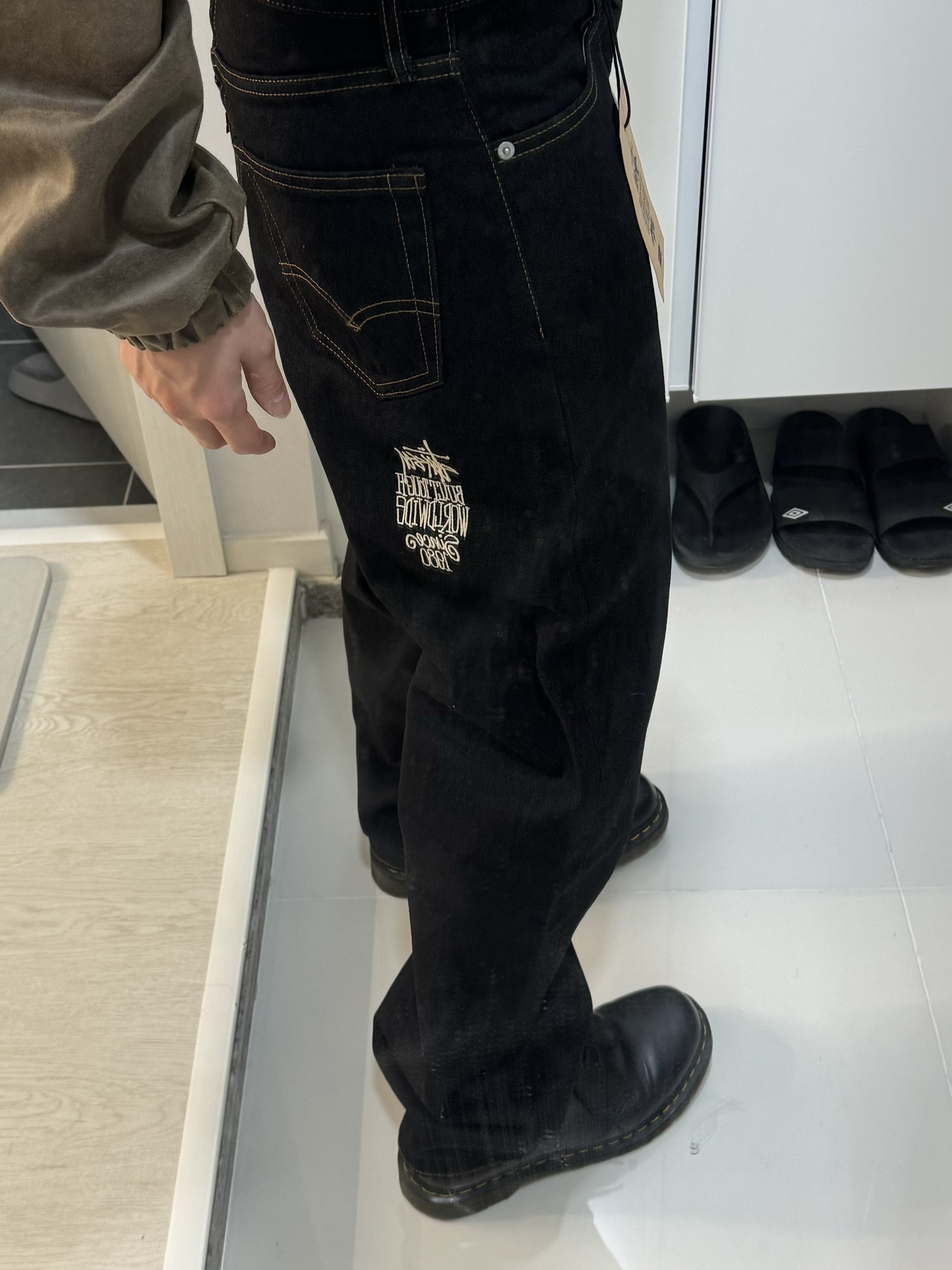 Stussy x Levi's Crispy Rinse 568 Jean Black 착용 스타일 - 1