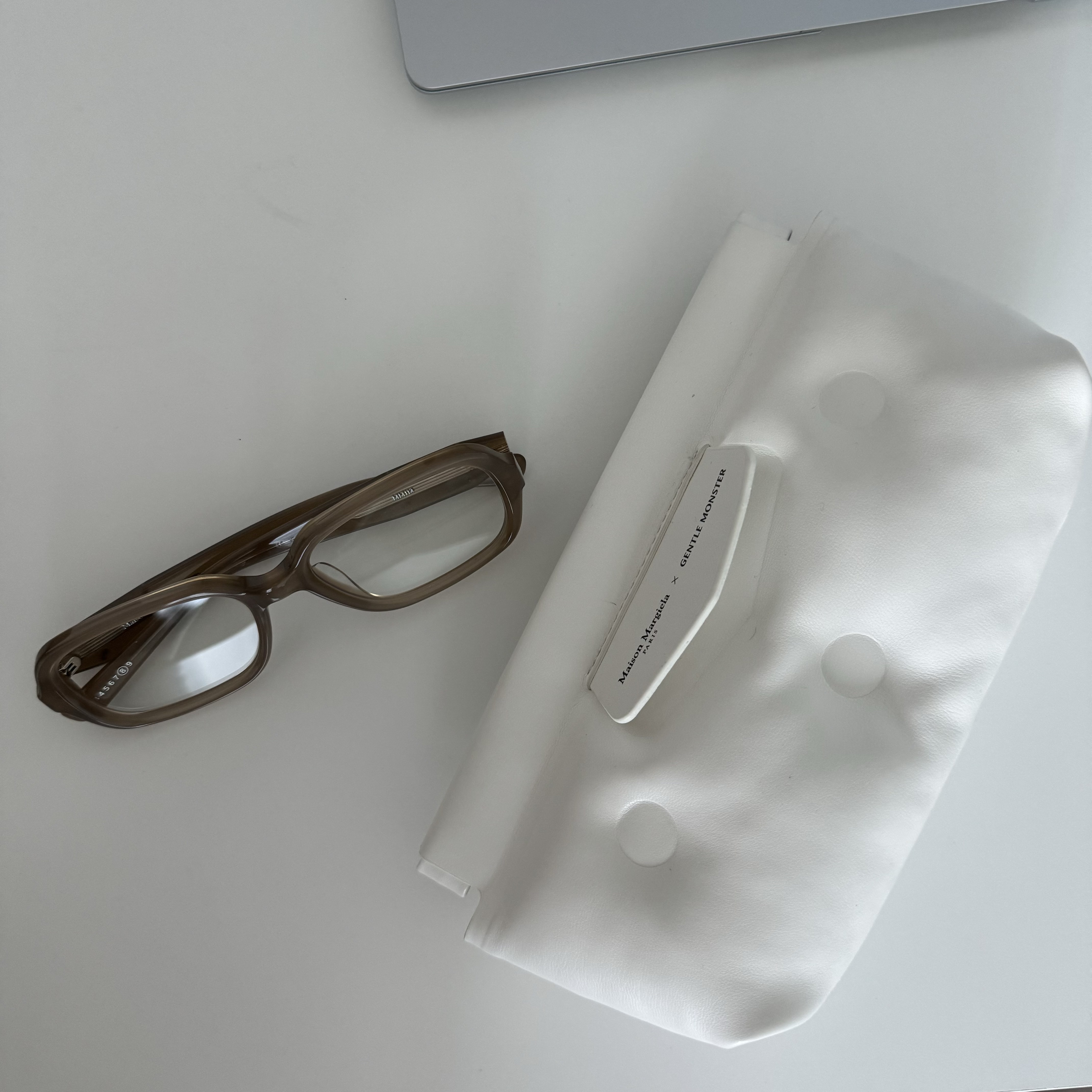 Gentle Monster x Maison Margiela MM114 Brown Translucent Clear 착용 스타일 - 1