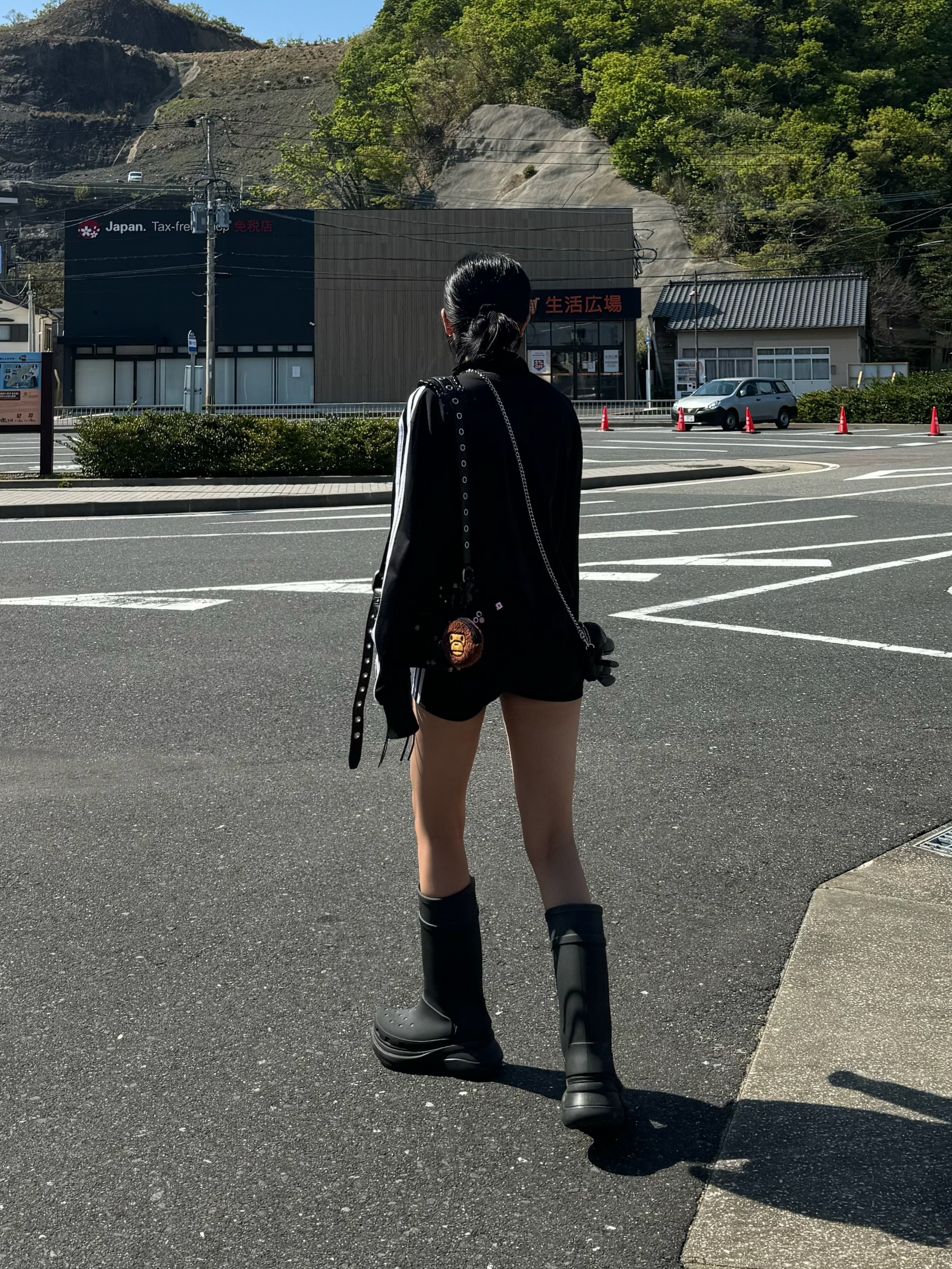 (W) Balenciaga x Crocs Rubber Boot Black, BAPE Baby Milo Mini Shoulder Bag Black 착용 스타일 - 1