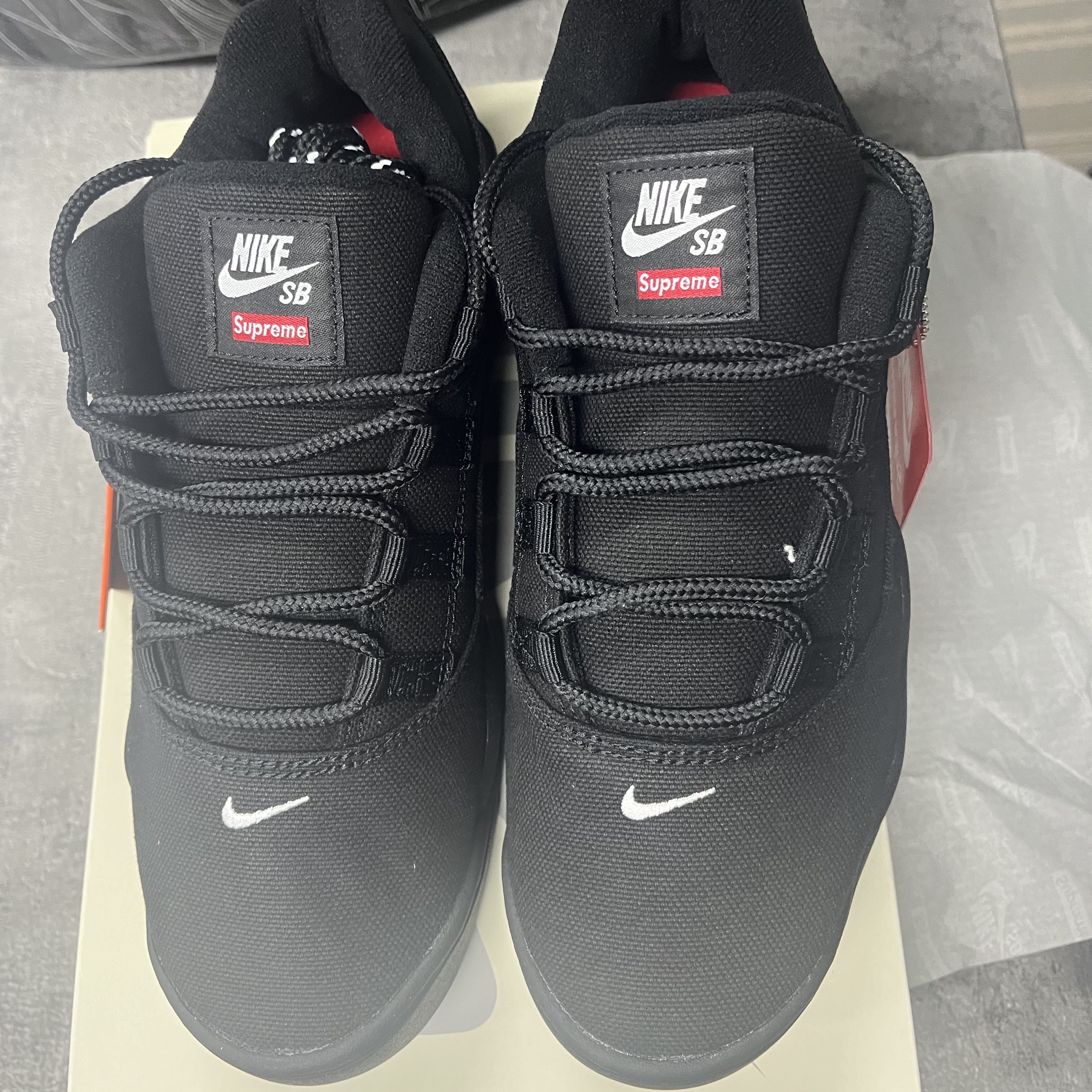 Nike x Supreme SB Darwin Low Black 착용 스타일 - 3