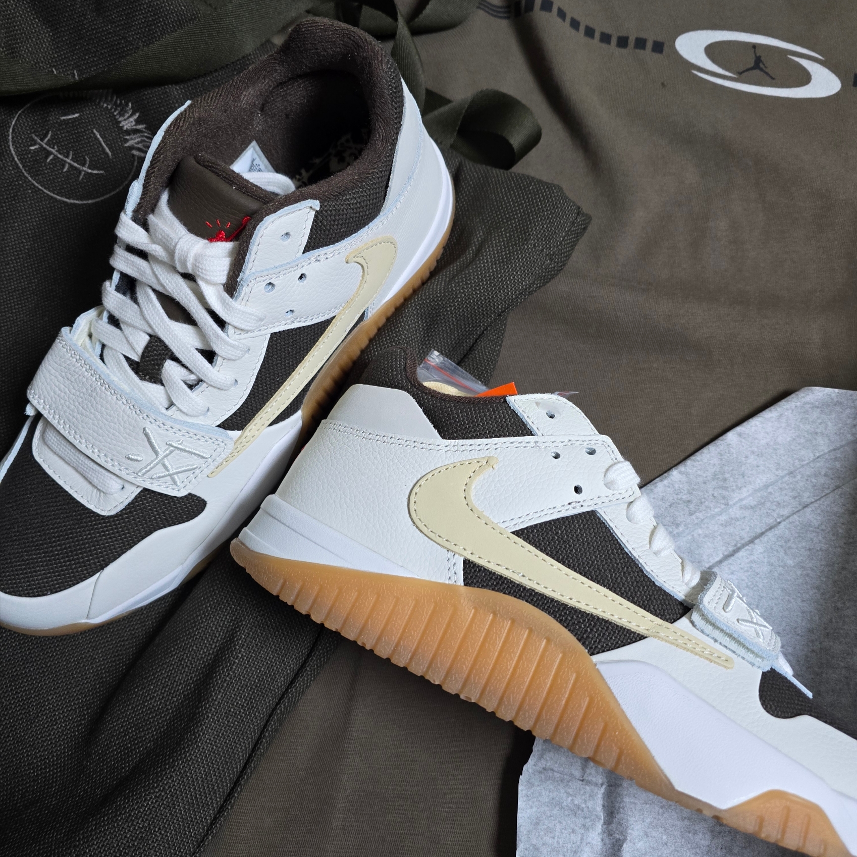 Jordan x Travis Scott Jumpman Jack TR Sail and Dark Mocha 착용 스타일