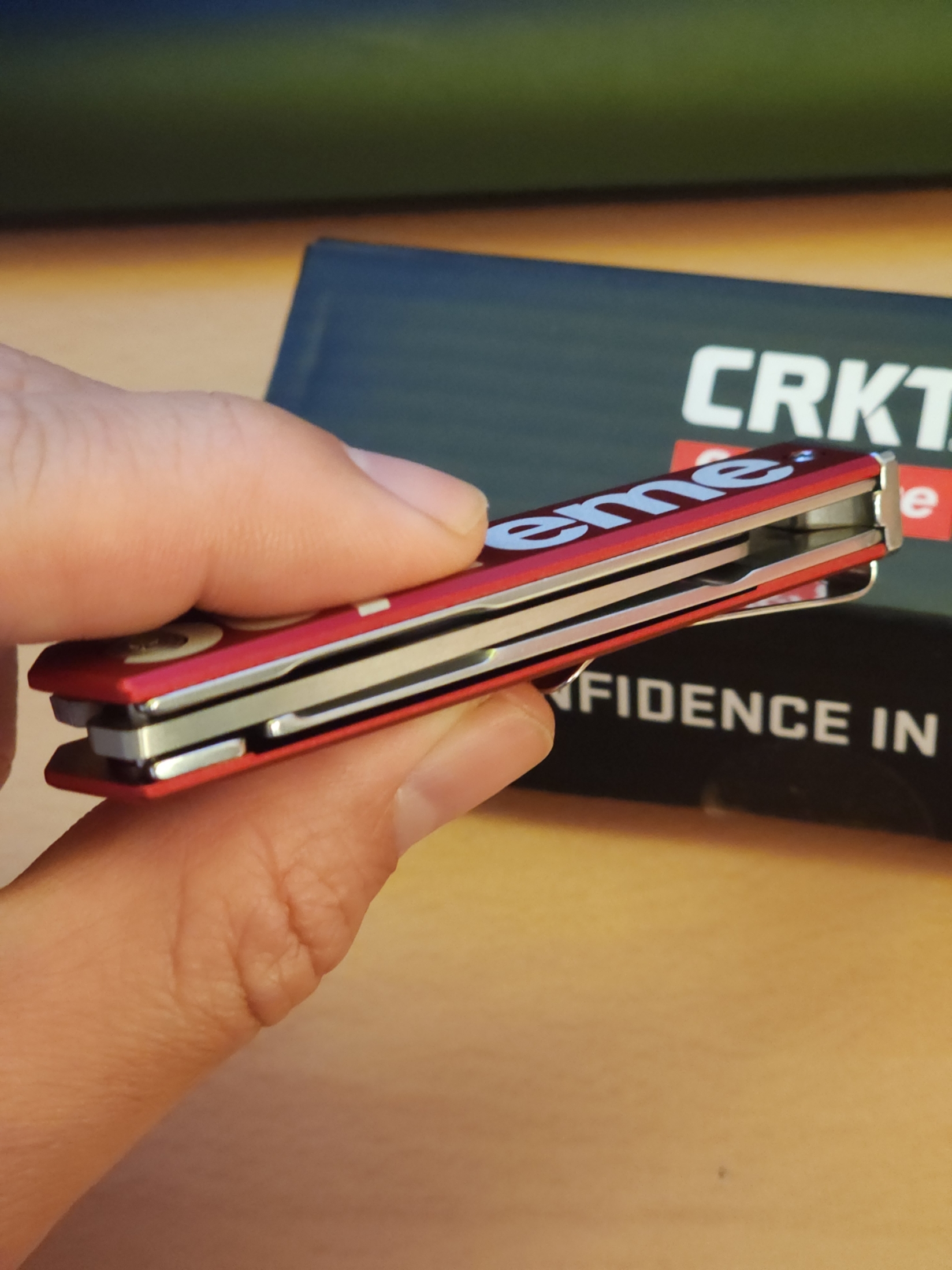Supreme x CRKT CEO Microflipper Pocket Knife Red - 24SS 착용 스타일 - 3