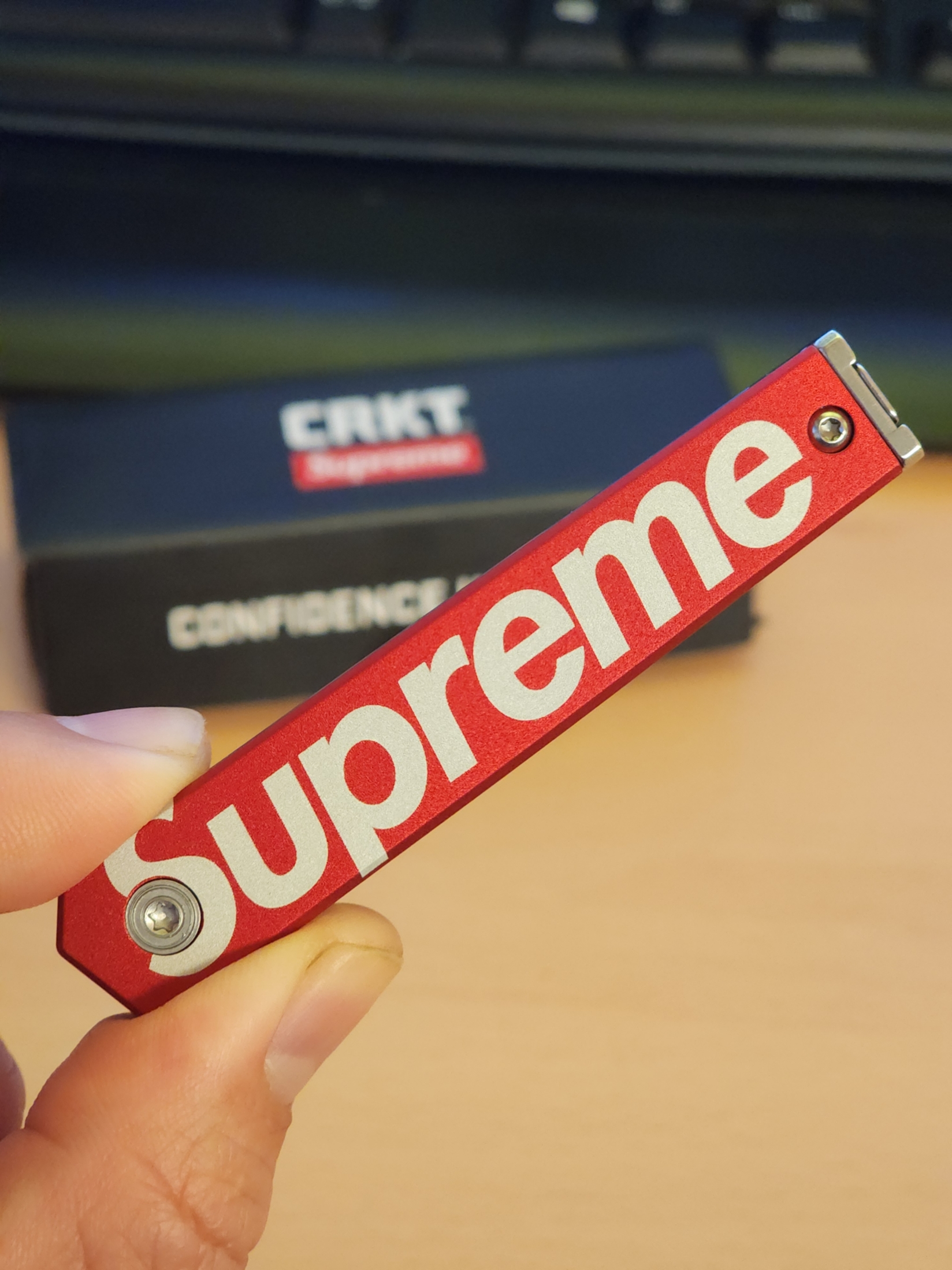 Supreme x CRKT CEO Microflipper Pocket Knife Red - 24SS 착용 스타일 - 1