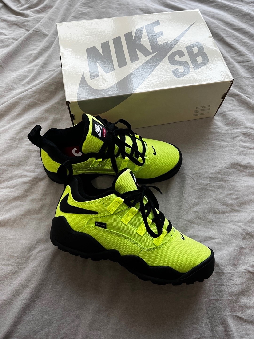 Nike x Supreme SB Darwin Low Green 착용 스타일 - 1