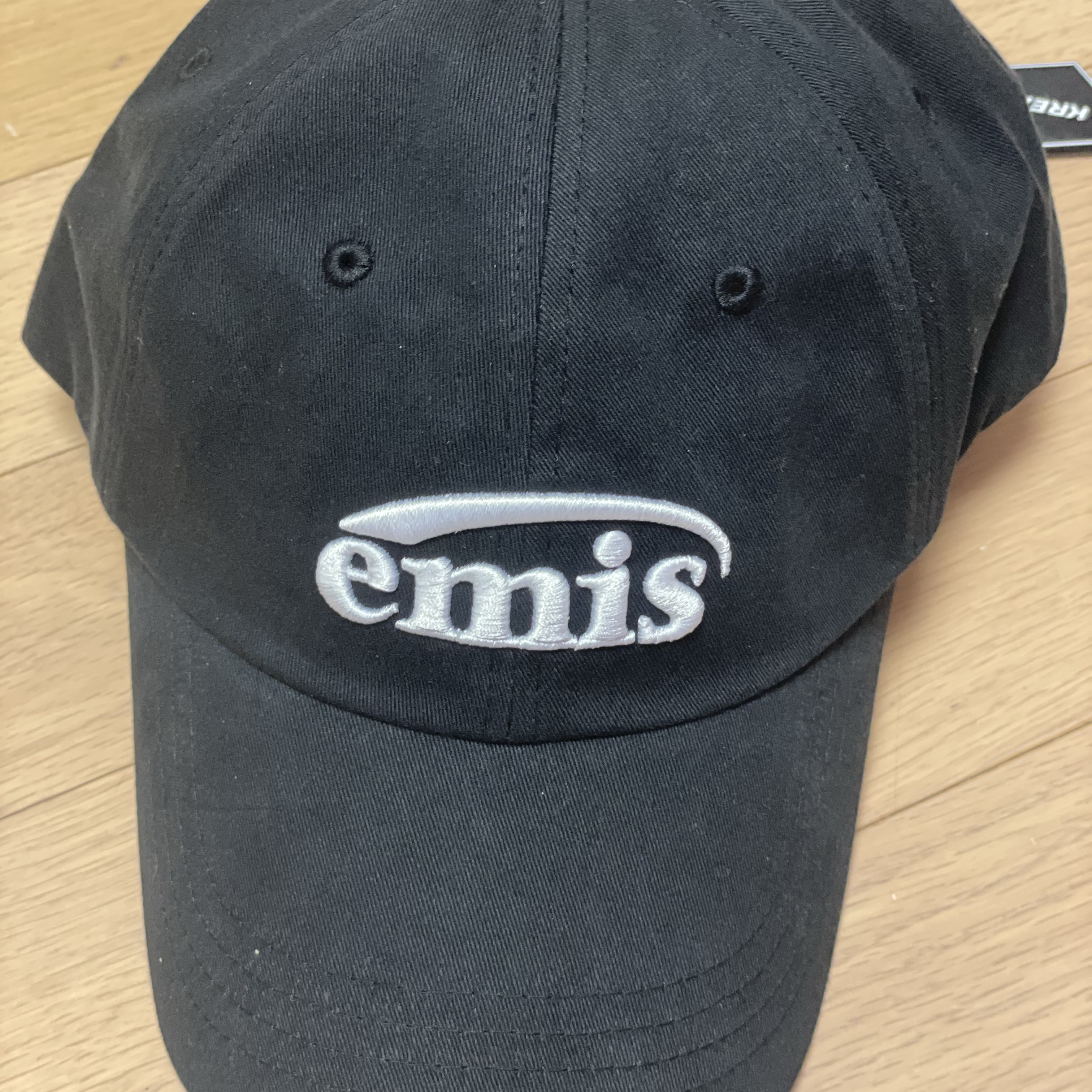 Emis New Logo Emis Cap Black 착용 스타일