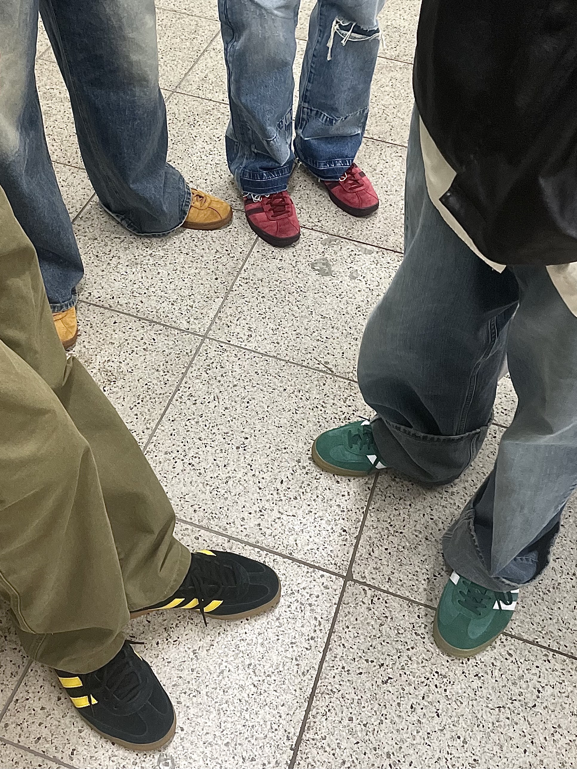 (W) Adidas Gazelle Indoor Collegiate Green, Adidas Tobacco Gruen Collegiate Burgundy 착용 스타일 - 1