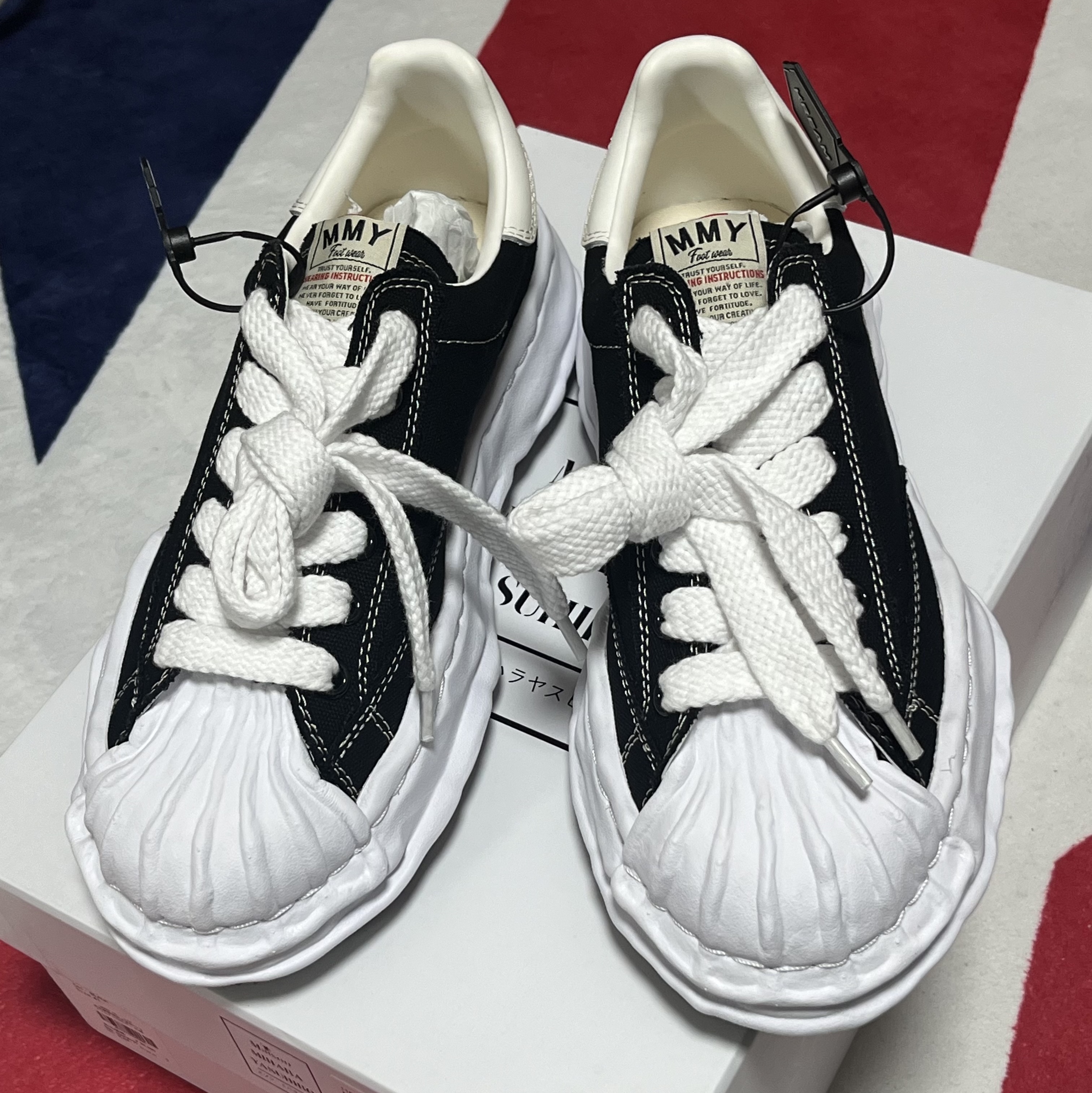 Maison Mihara Yasuhiro Blakey OG Sole Canvas Low-top Sneakers Black White, (W) Balenciaga Track Sneakers Black White 착용 스타일 - 1