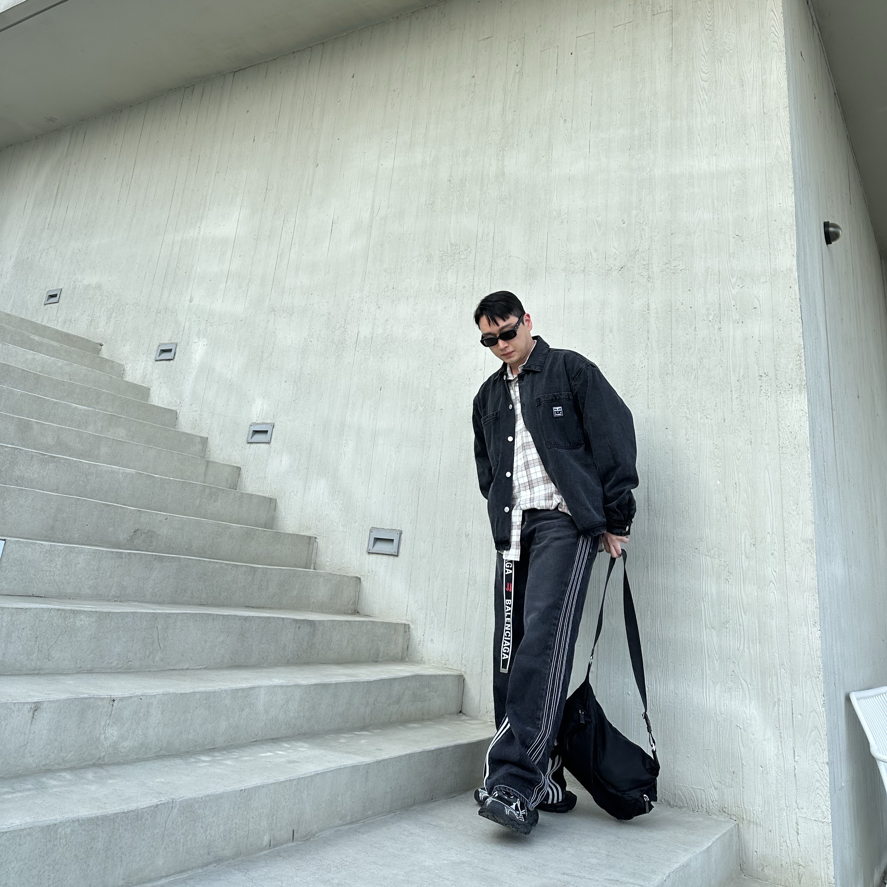 IAB Studio x Obey Painters Shirt Jacket Dusty Black, Gentle Monster x Maison Margiela MM106 Leather Black Black 착용 스타일 - 2