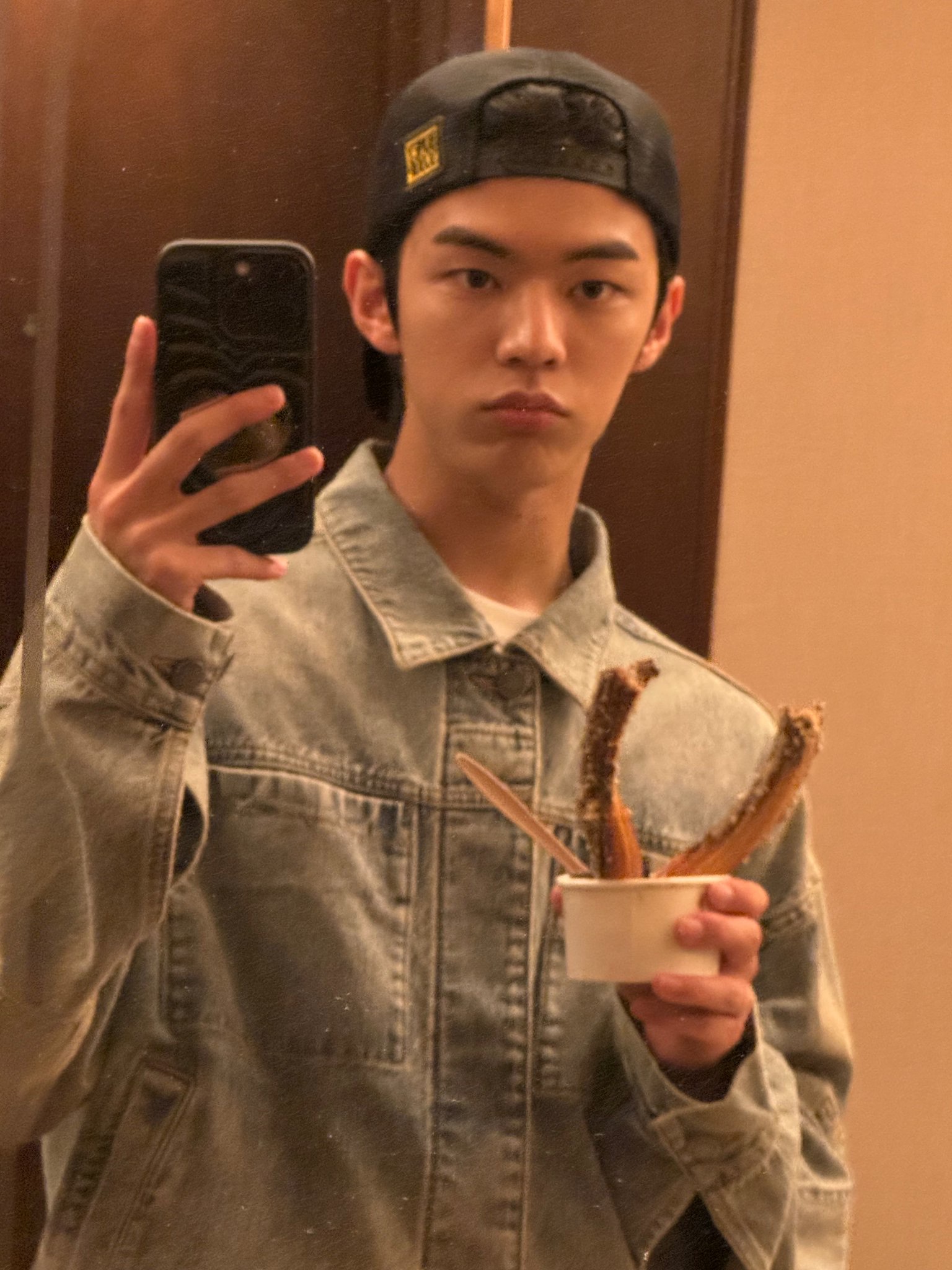 Honey Scoop House HNY Logo Trucker Cap Black 착용 스타일