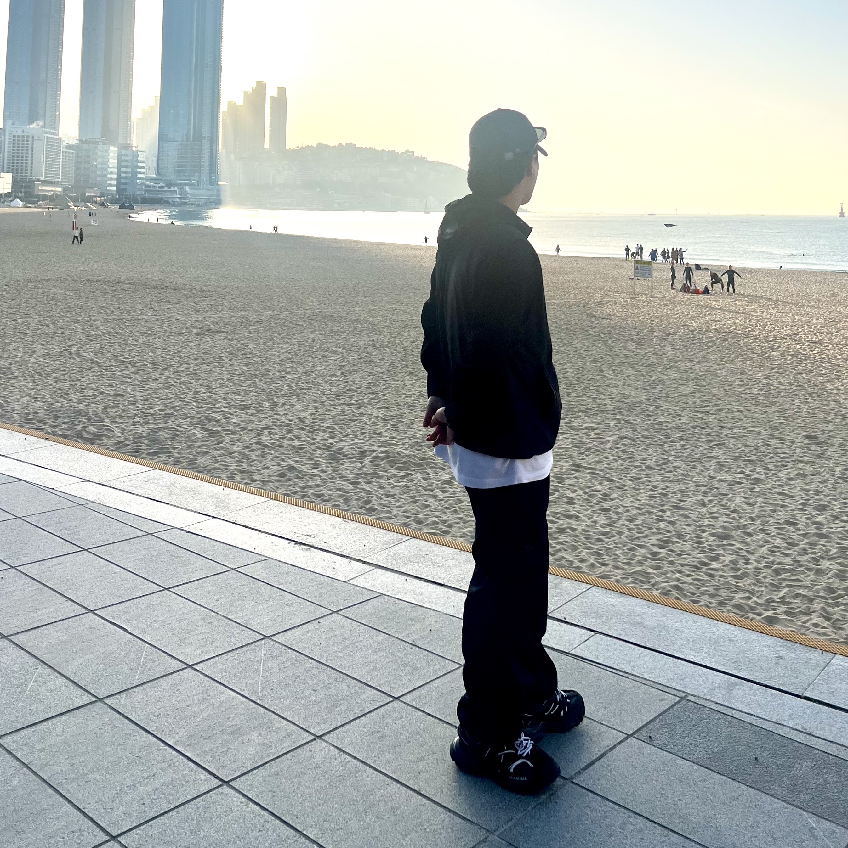 Stussy World Tour T-Shirt White 2024,2025, (W) Balenciaga Track Sneakers Black White 착용 스타일 - 1