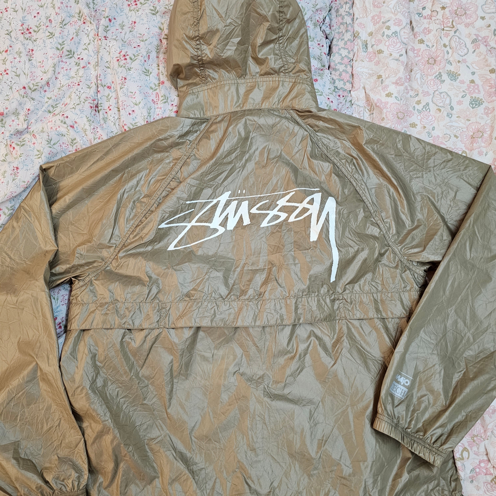 Stussy Beach Shell Wrinkled Nylon Jacket Brown, Stussy Wave Dye Beach Shell Jacket Black 착용 스타일 - 2