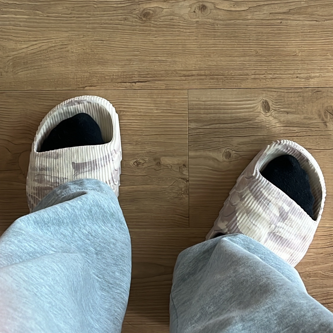 Adidas Adilette 22 Sand Strata 착용 스타일