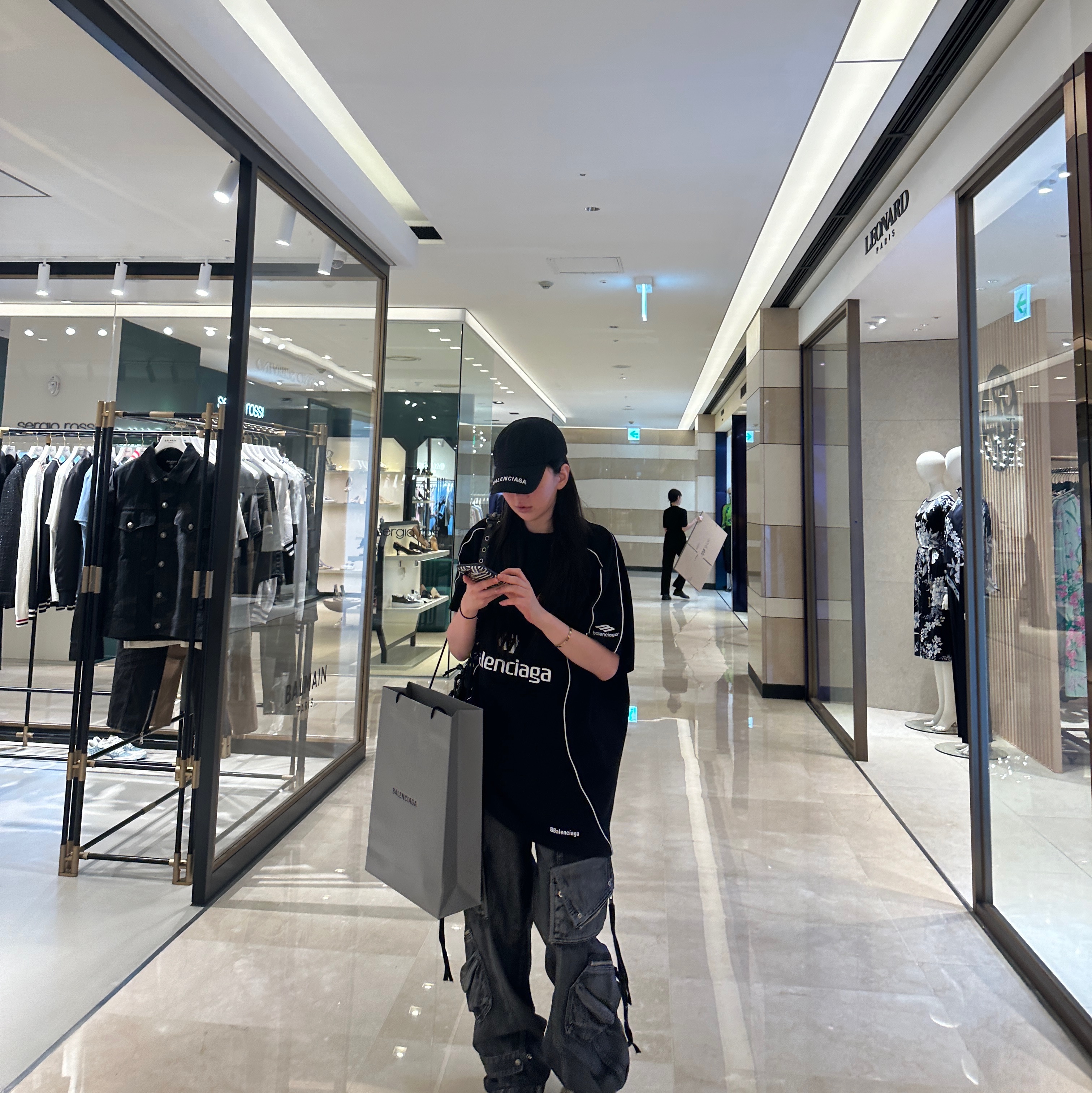 Balenciaga Logo Visor Cap Black, Balenciaga Soccer Series Paris Soccer Oversized T-Shirt Black 착용 스타일