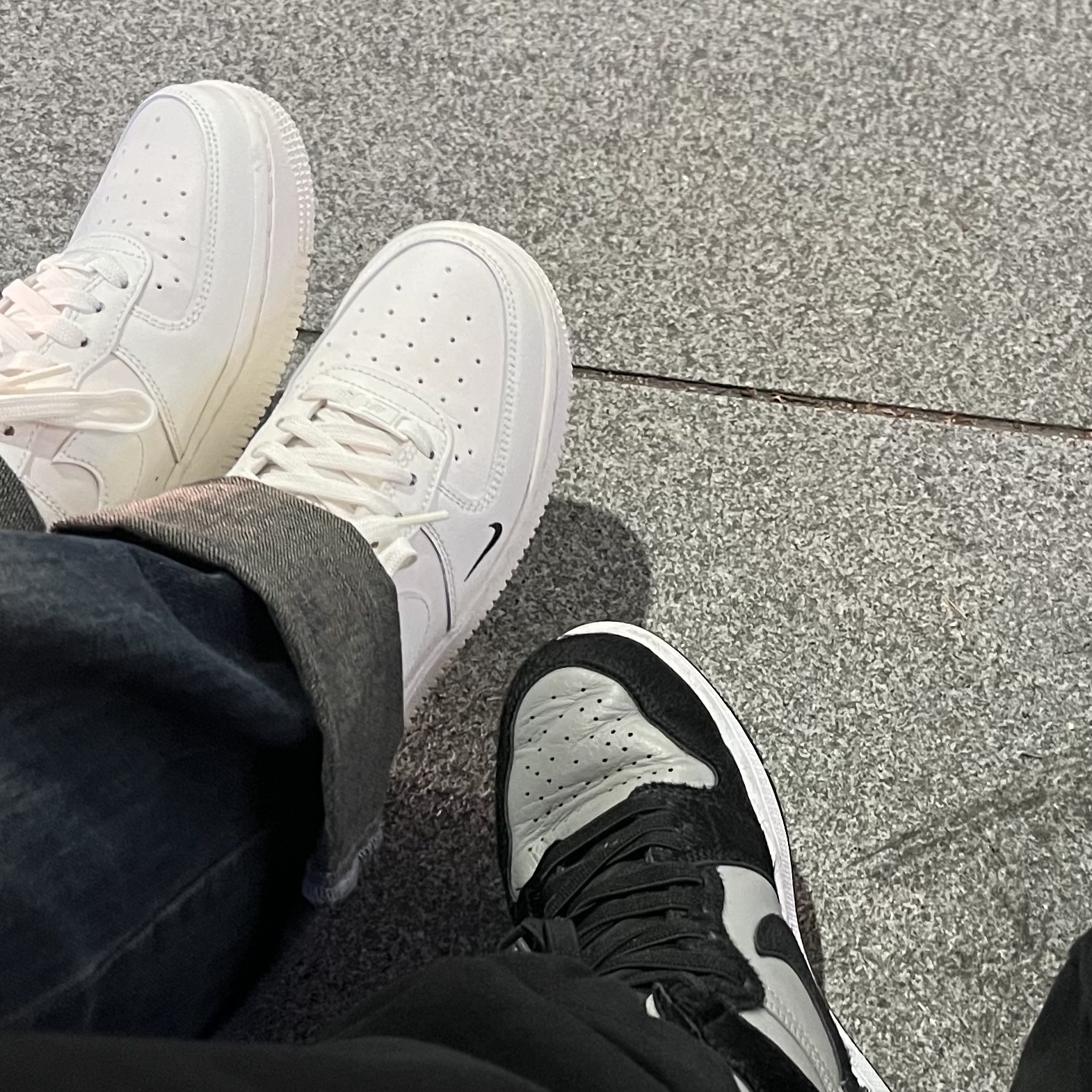 (W) Nike Air Force 1 '07 Essential TRK3 Sail, (W) Jordan 1 Retro High OG Medium Grey 착용 스타일 - 3