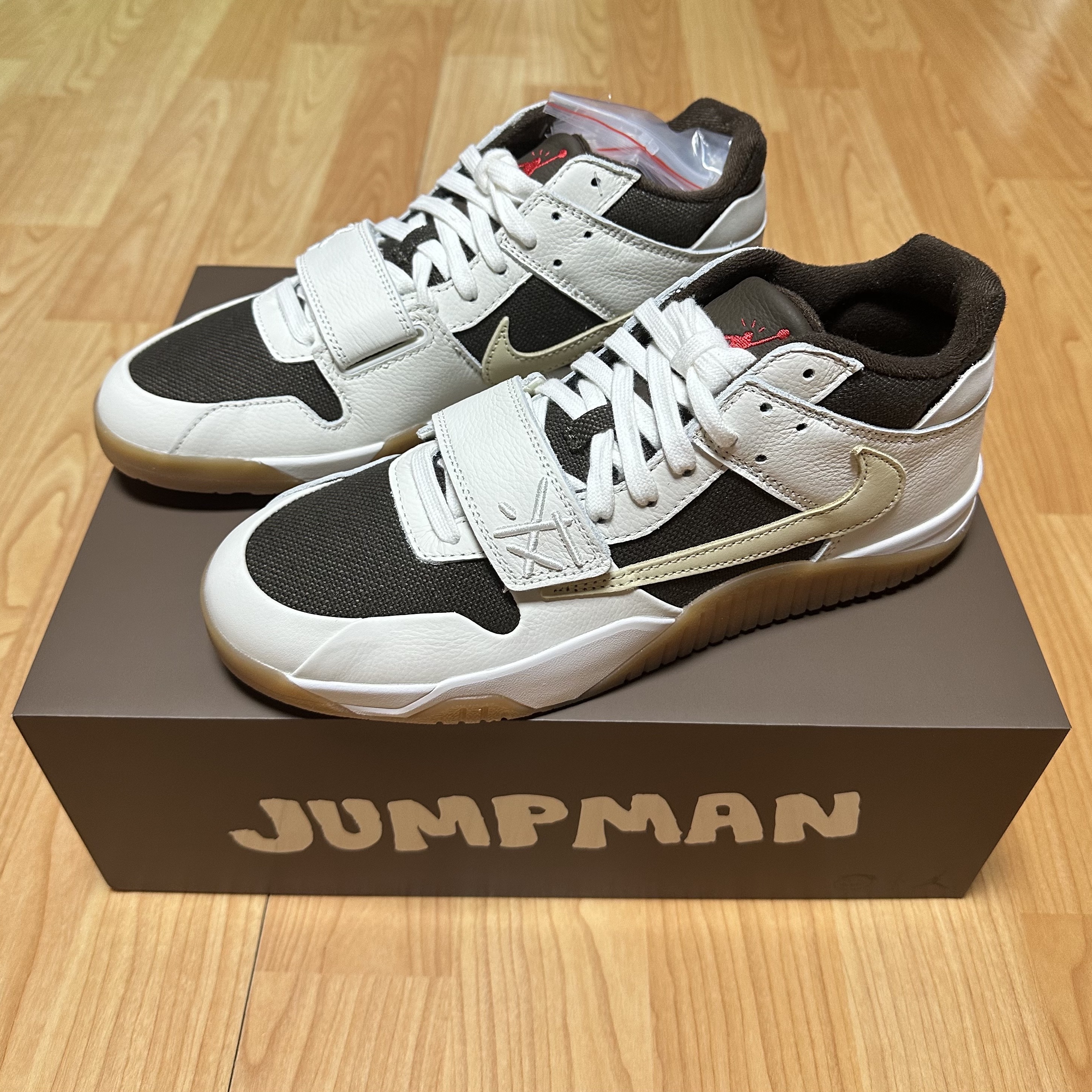 Jordan x Travis Scott Jumpman Jack TR Sail and Dark Mocha 착용 스타일