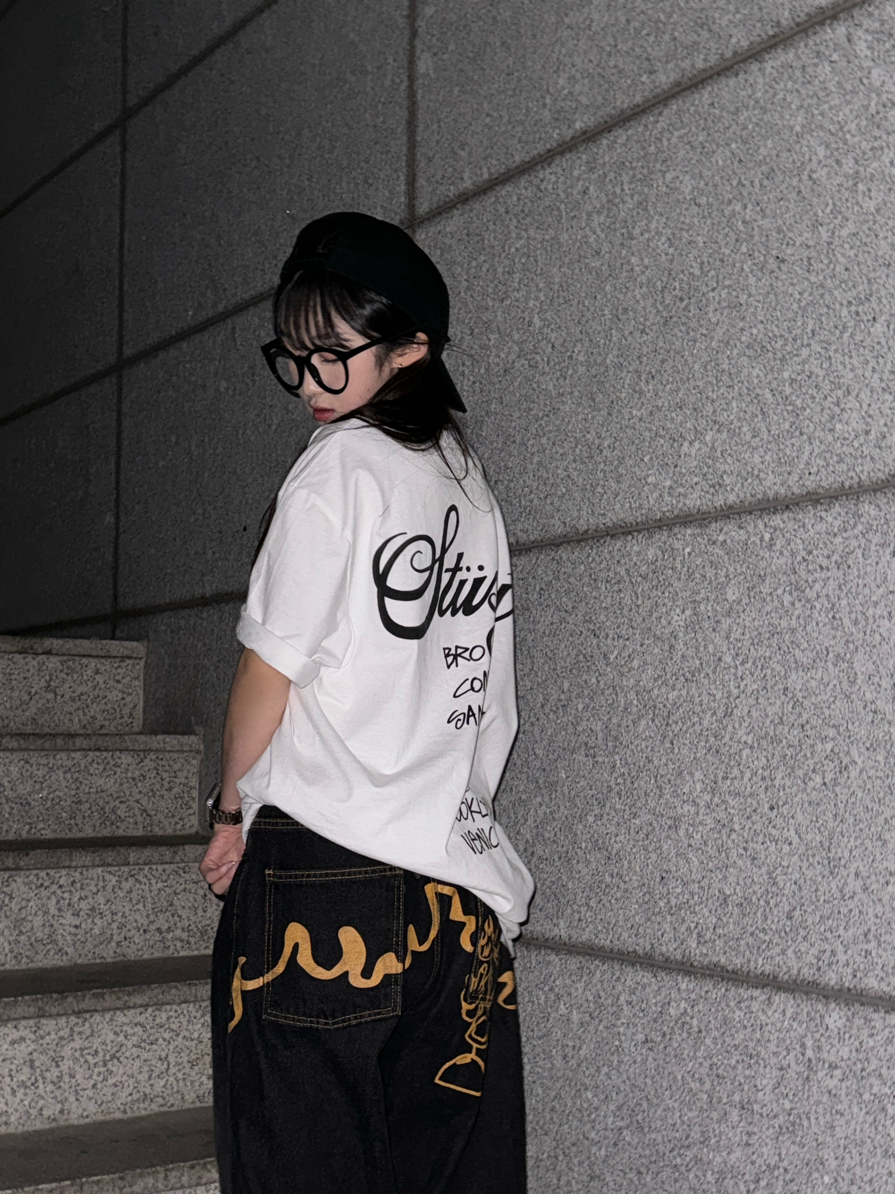 Stussy Chenille S Low Pro Cap Black, Stussy World Tour T-Shirt White 2024,2025 착용 스타일 - 2
