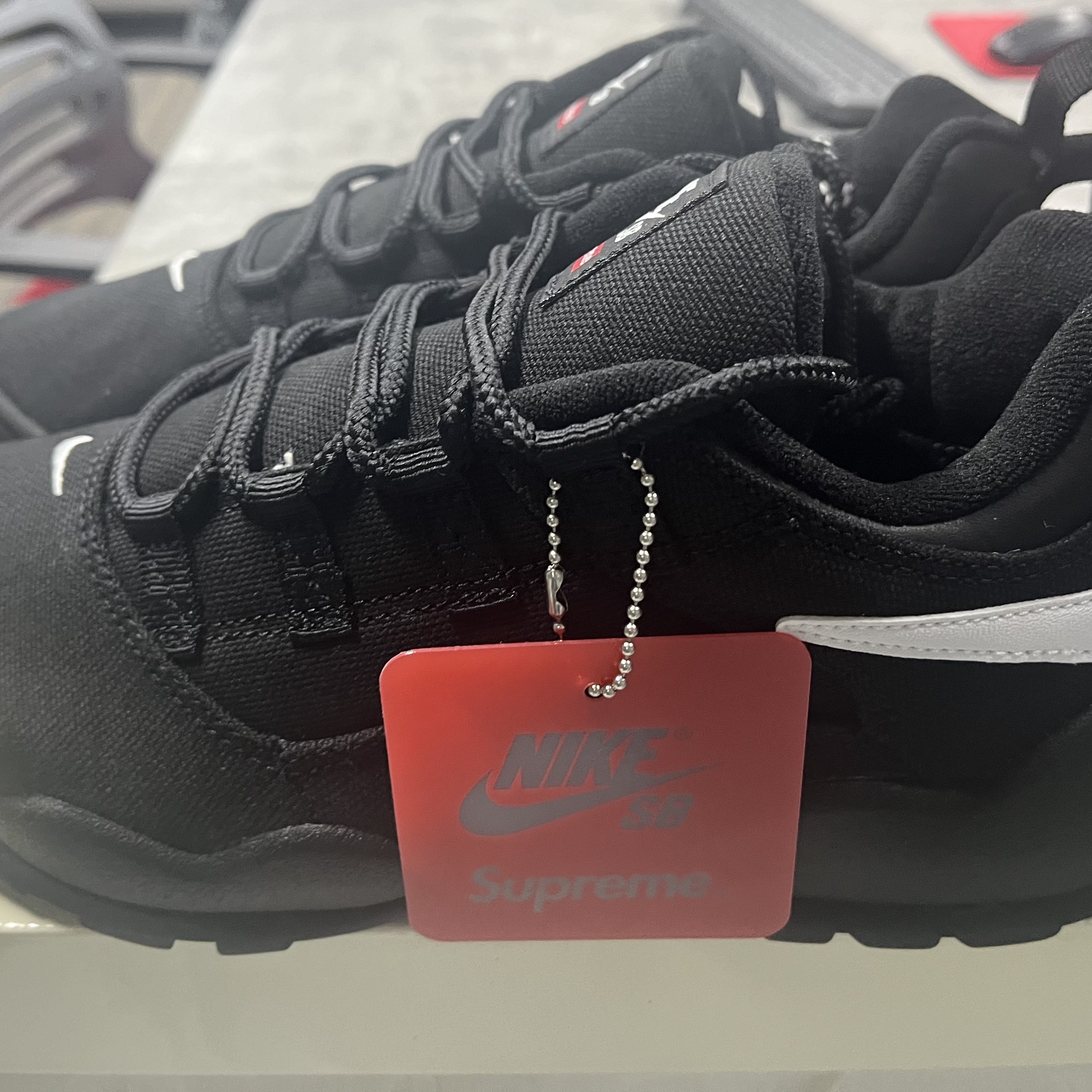 Nike x Supreme SB Darwin Low Black 착용 스타일 - 2