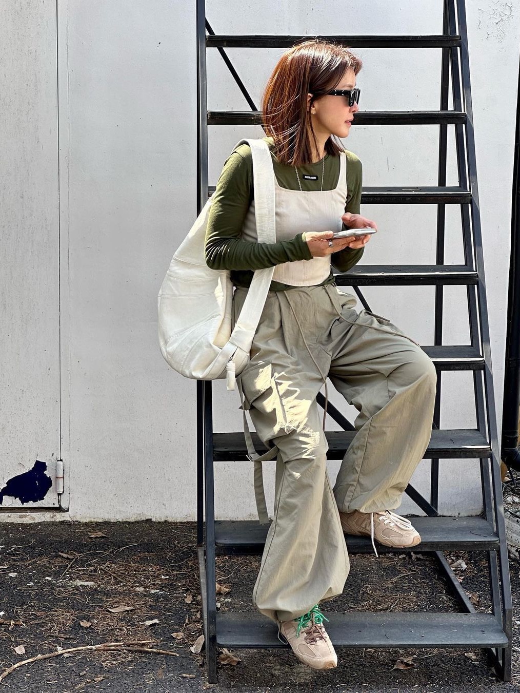 DIVEIN Vern Cargo Pants Olive Beige, Nonnod Side Zip Cargo Pants Beige 착용 스타일 - 2