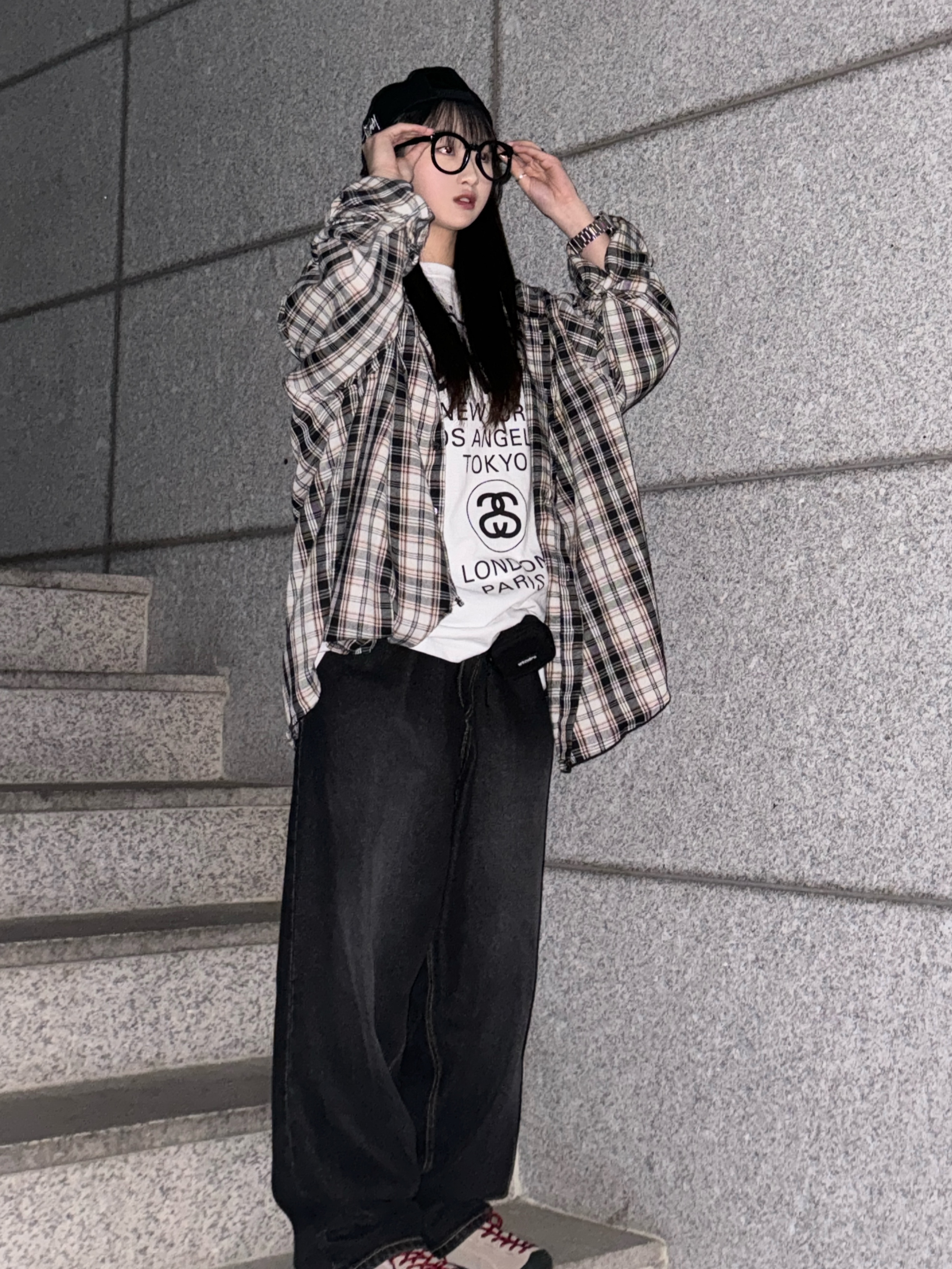 Stussy Chenille S Low Pro Cap Black, Stussy World Tour T-Shirt White 2024,2025 착용 스타일 - 3