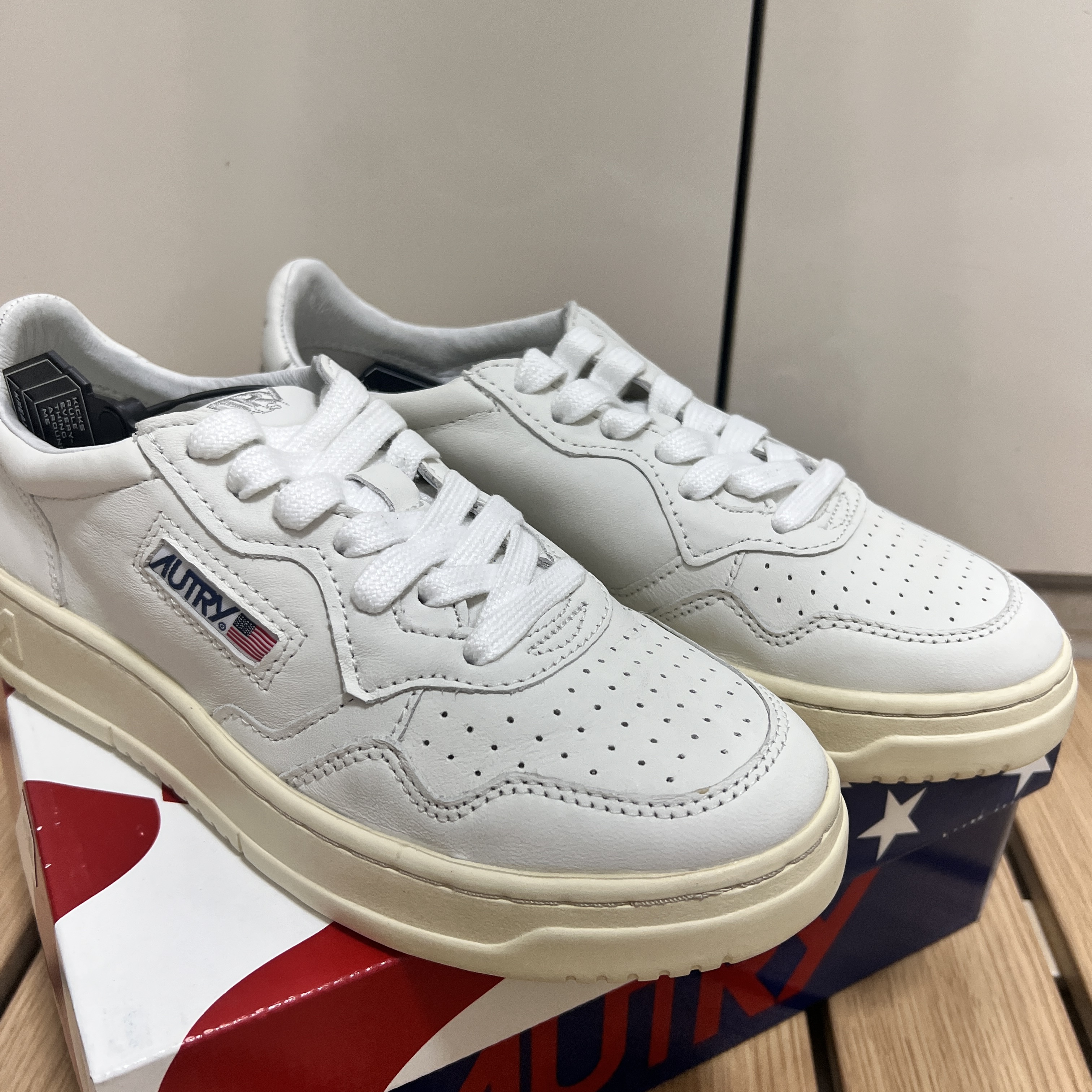 (W) Autry Medalist Low Goatskin Sneakers White 착용 스타일