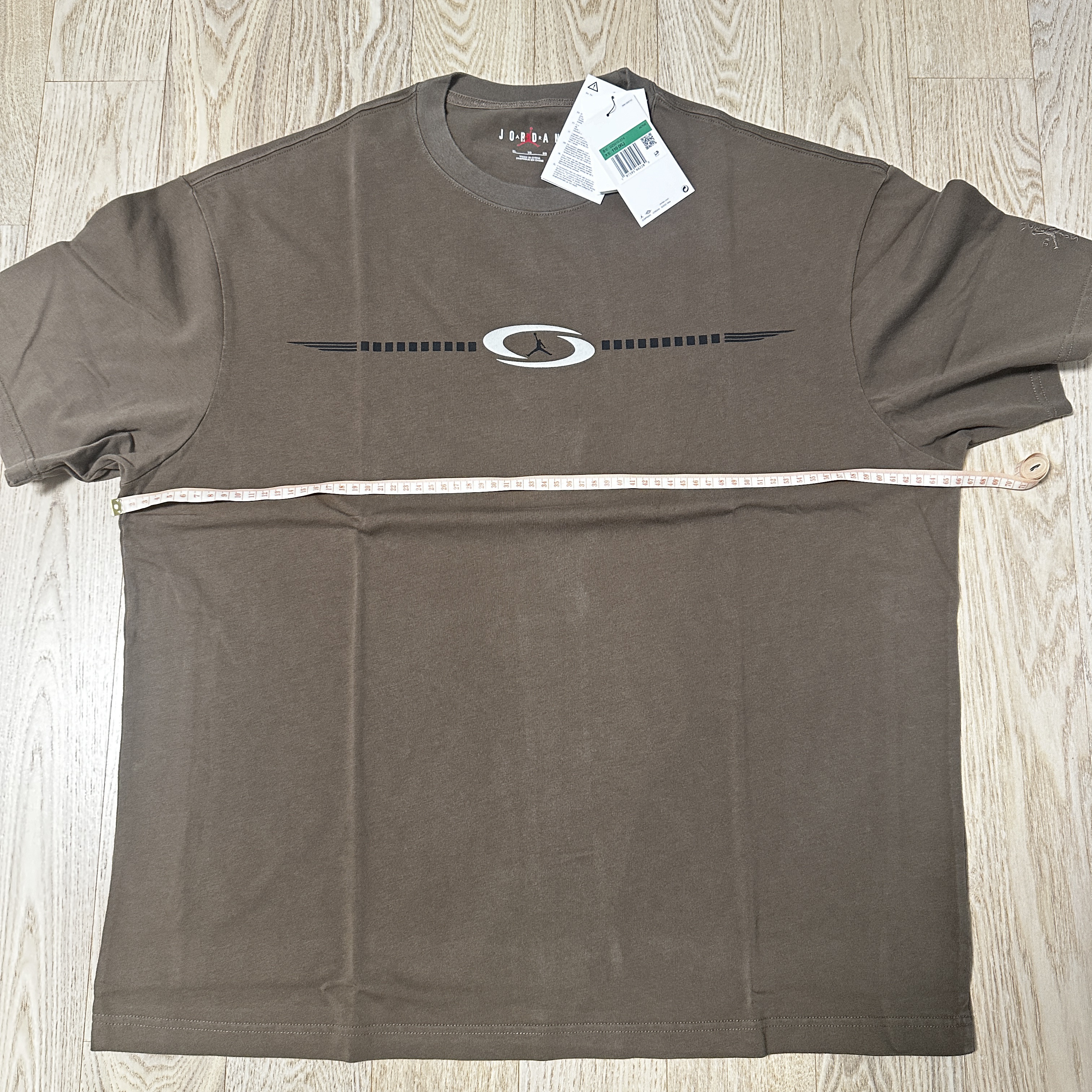 Jordan x Travis Scott T-Shirts Palomino (DZ5510-274) 착용 스타일 - 3