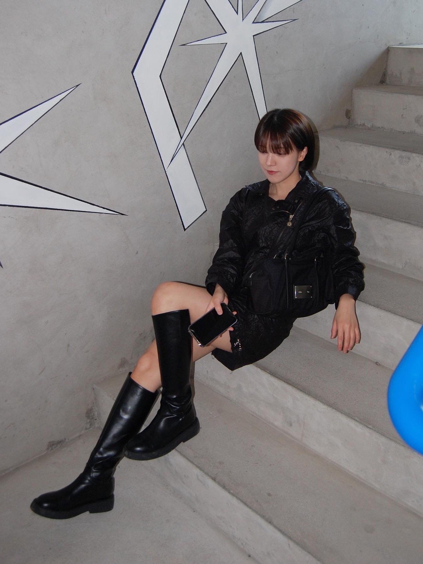 Matin Kim Sporty Tote Bag Black 착용 스타일 - 2