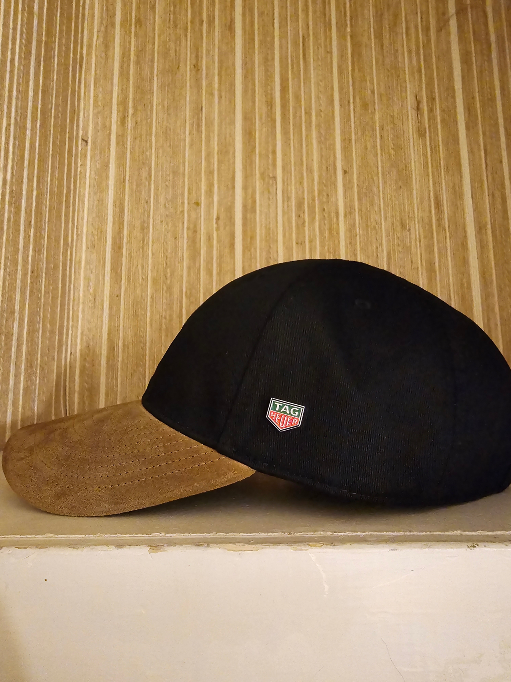 Kith x TAG Heuer Kith Badge Pocket T-Shirt White, Kith x TAG Heuer Aaron Suede Brim Cap Black 착용 스타일 - 3