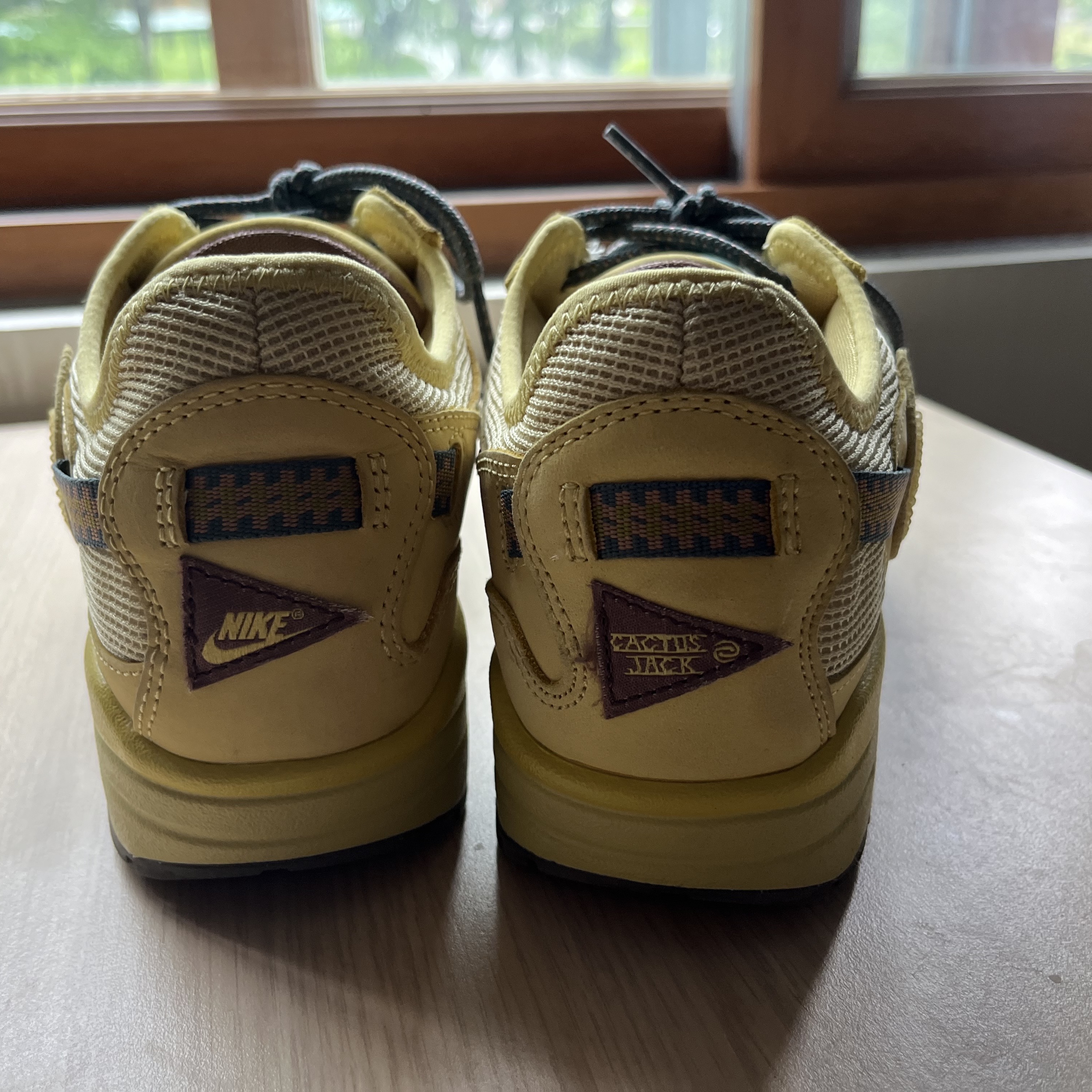 Nike x Travis Scott Air Max 1 Cact.us Gold 착용 스타일 - 3