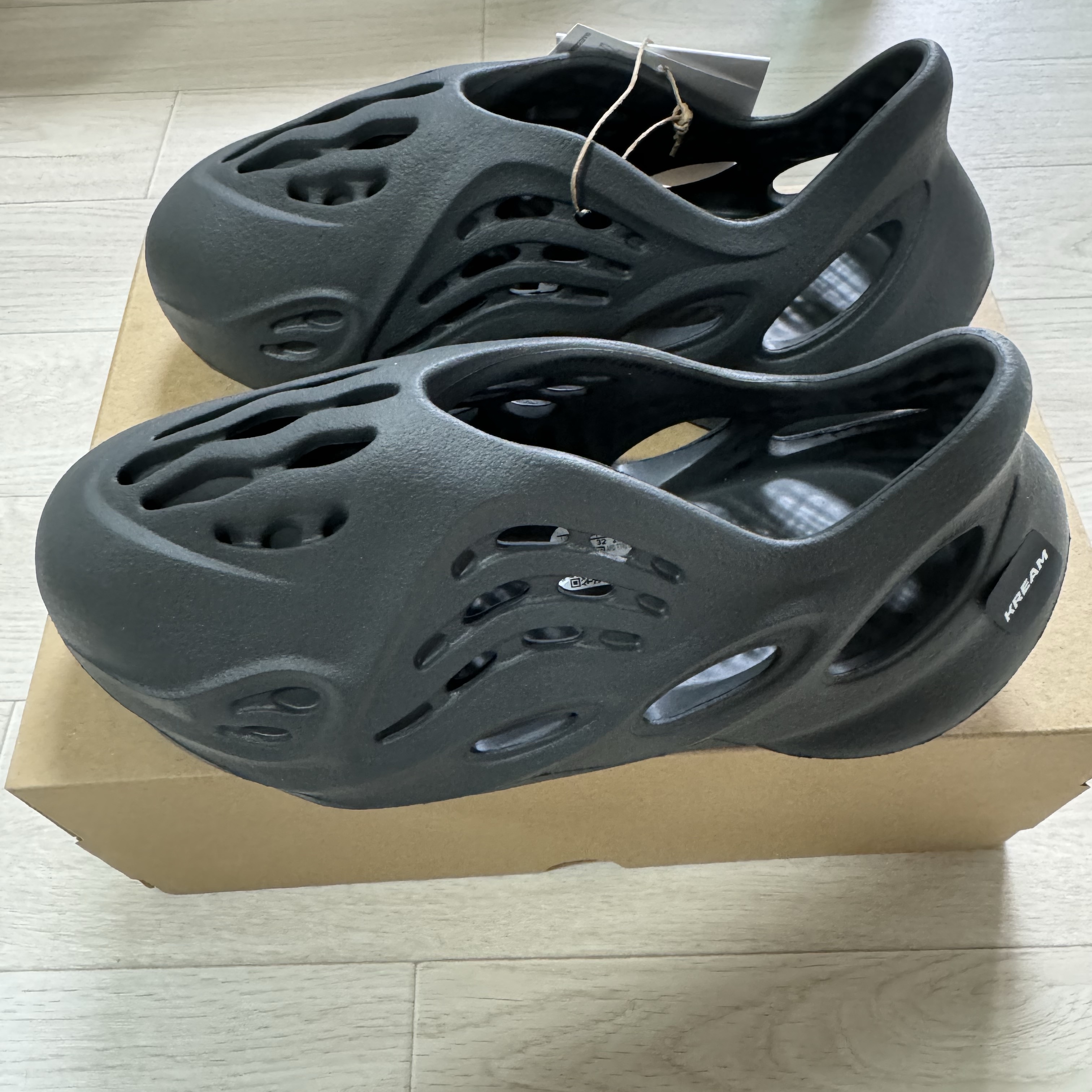 (Kids) Adidas Yeezy Foam RNNR Carbon 착용 스타일