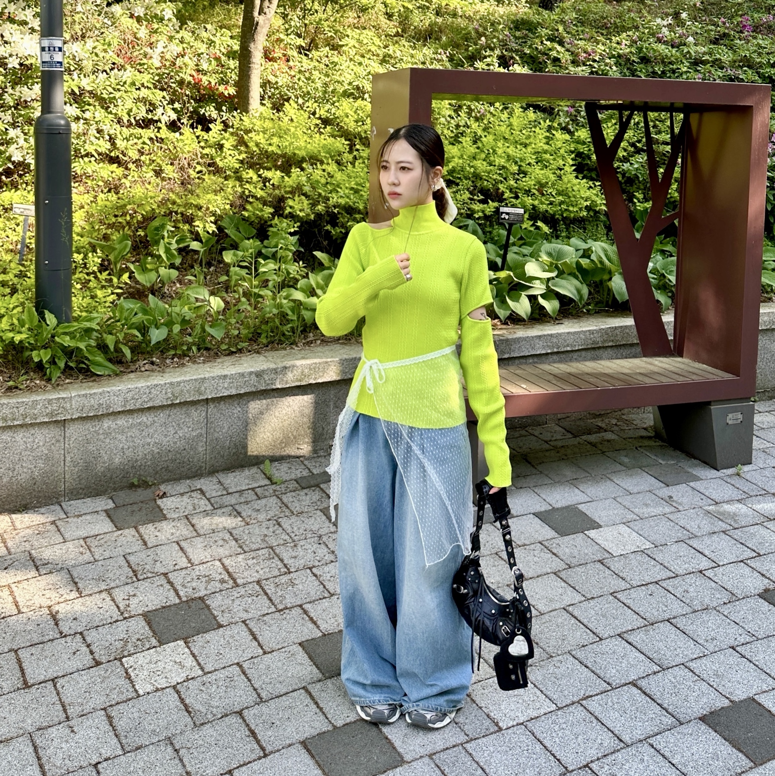 Balenciaga Arena Lambskin Le Cagole XS Shoulder Bag Black, Balenciaga 3XL Sneakers Grey White Red 착용 스타일 - 1
