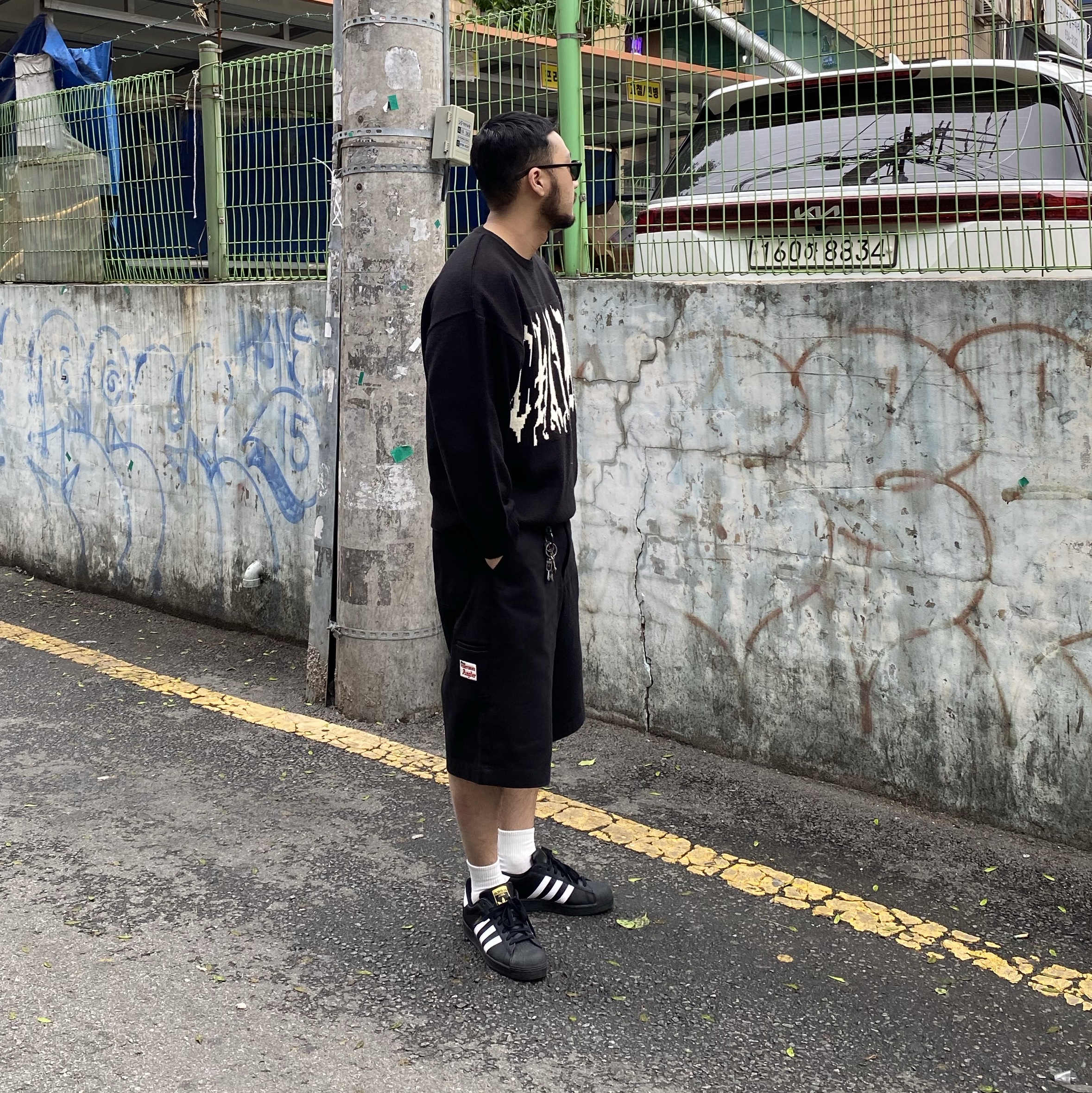 Adidas Superstar Core Black White 착용 스타일 - 2