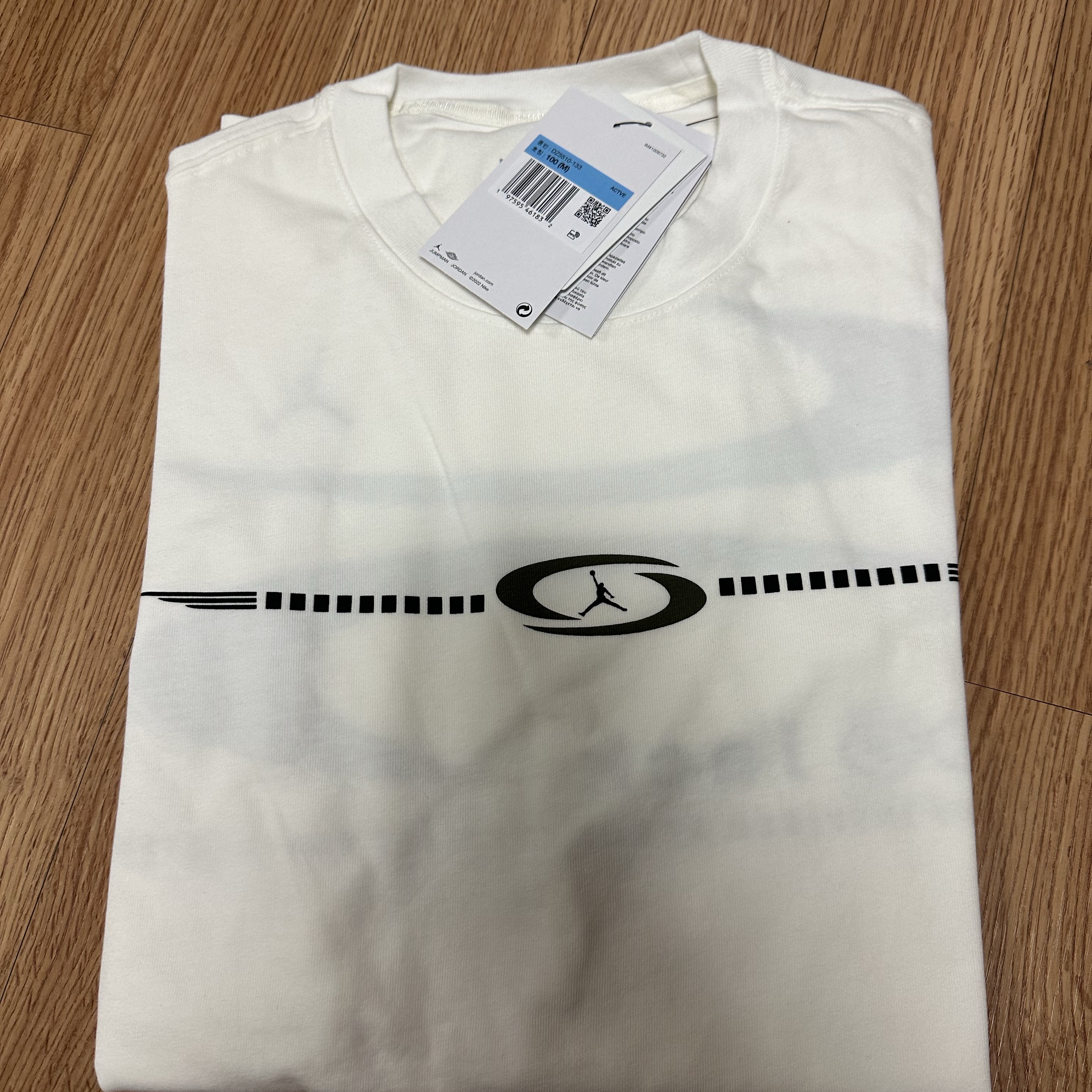 Jordan x Travis Scott T-Shirts Sail (DZ5510-133) 착용 스타일 - 1