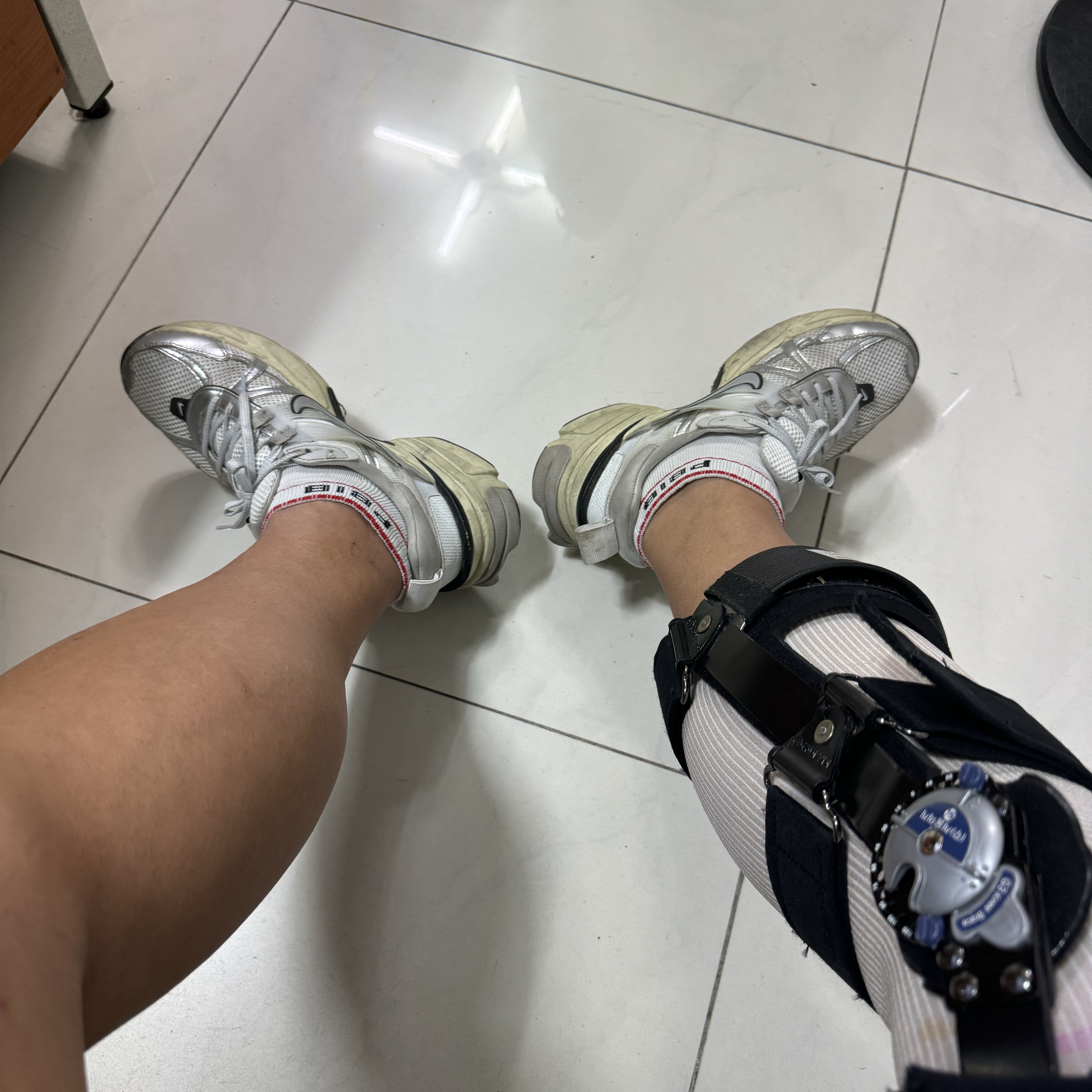 Nike V2K Run Summit White Metallic Silver 착용 스타일