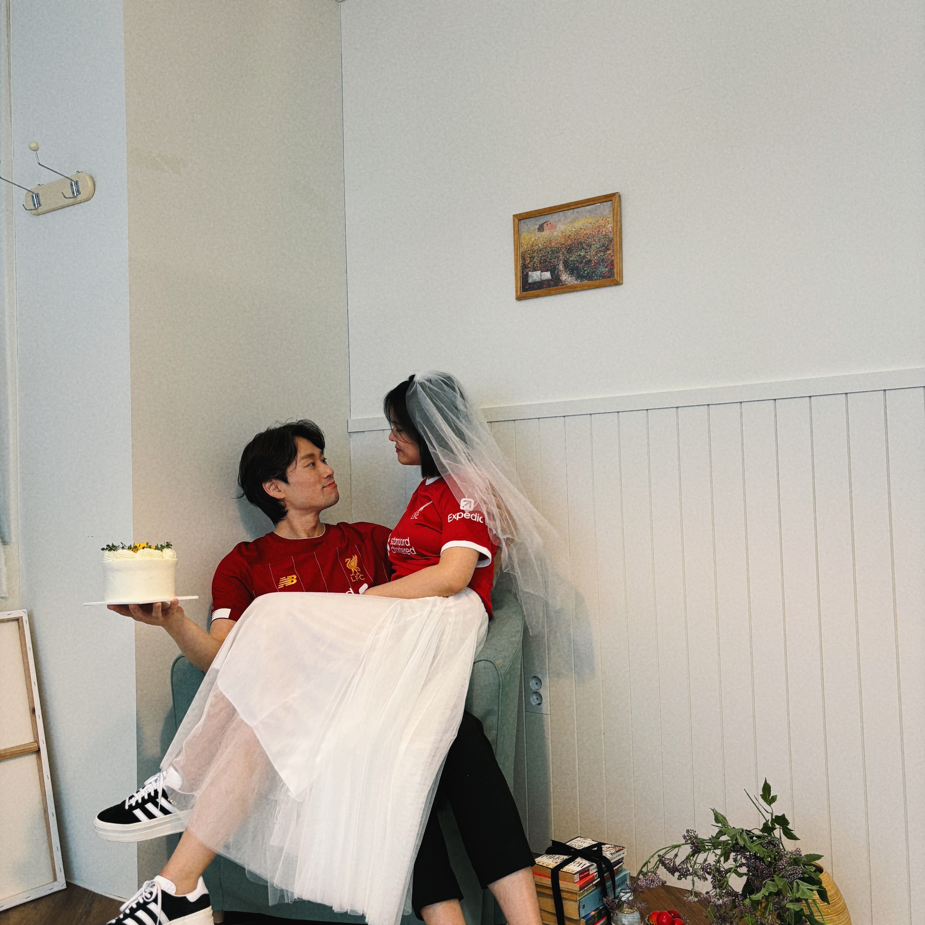 아디다스 가젤 코어 블랙 화이트, (W) 아디다스 가젤 볼드 코어 블랙 클라우드 화이트 착용 스타일 - 4