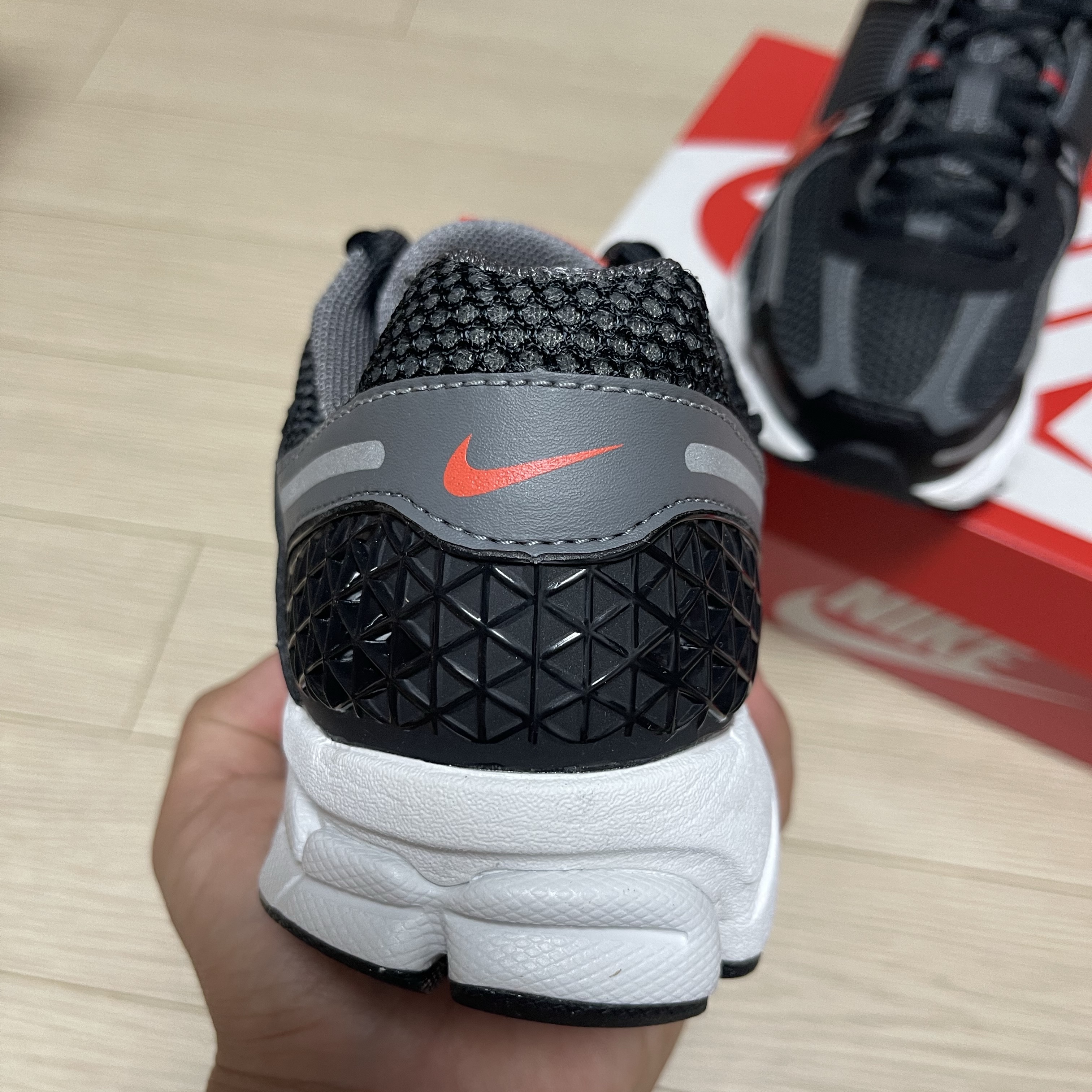 Nike Zoom Vomero 5 Black and Picante Red 착용 스타일 - 4