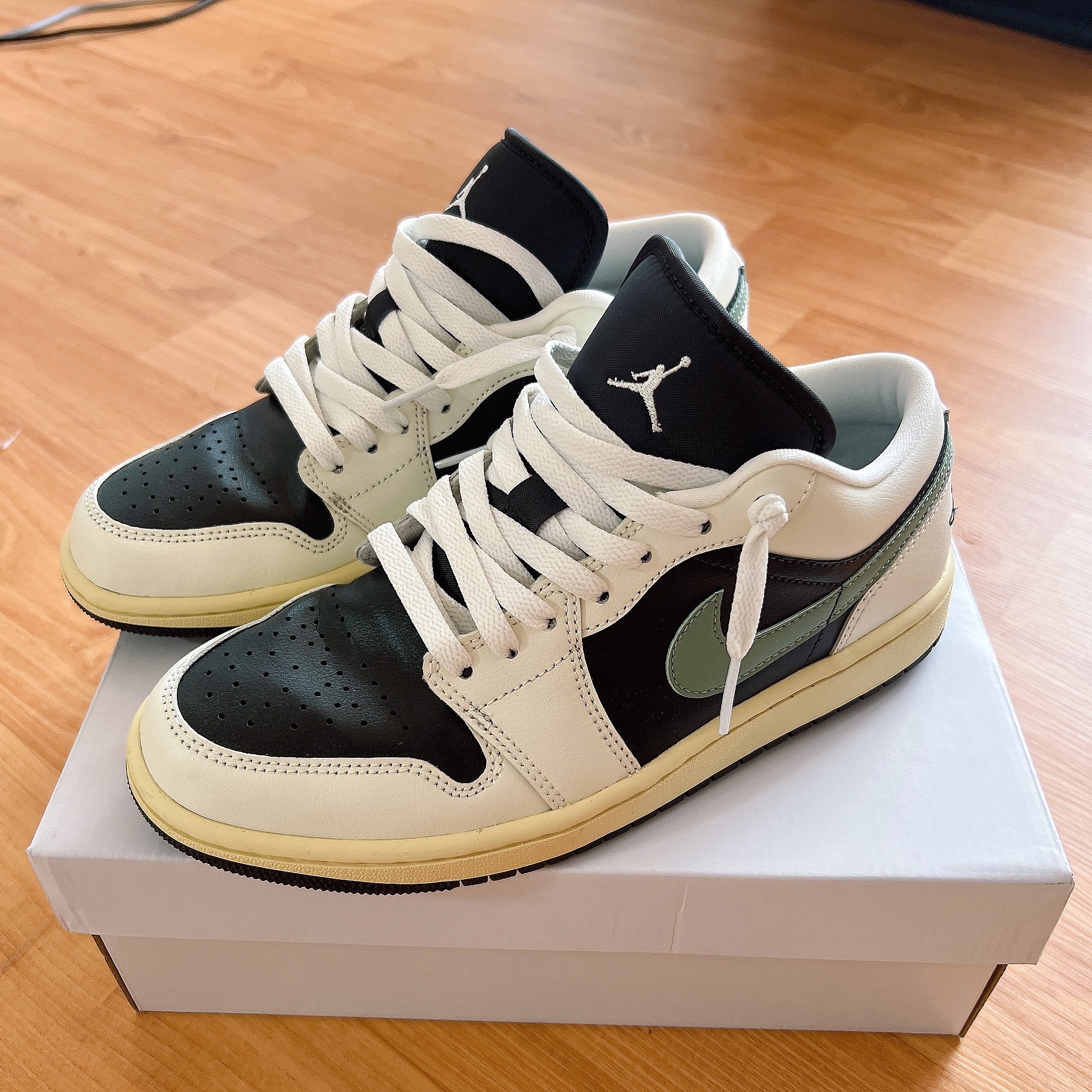 (W) Jordan 1 Low Anthracite Sail 착용 스타일 - 1