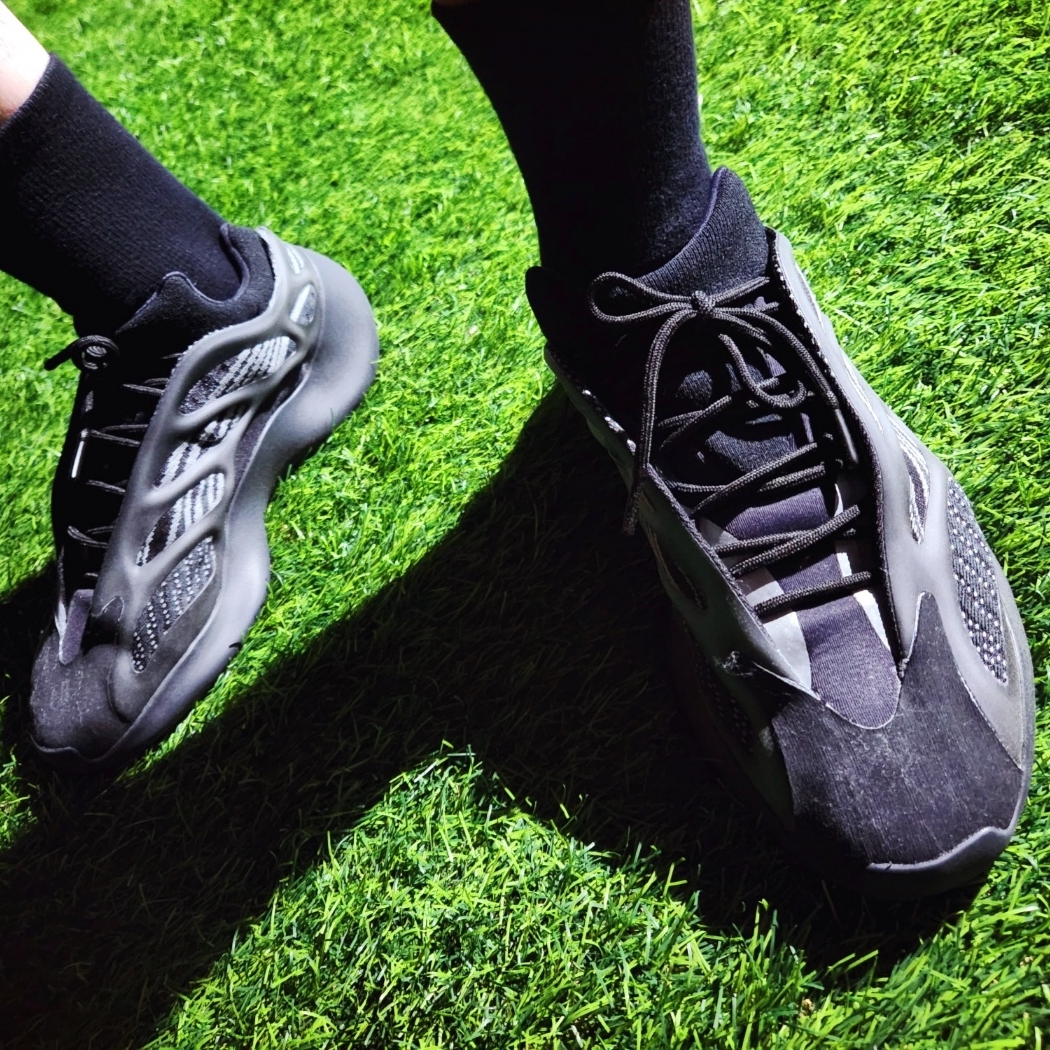 Yeezy Gap Engineered By Balenciaga Flame Cap Black, Adidas Yeezy 700 V3 Alvah 착용 스타일 - 4