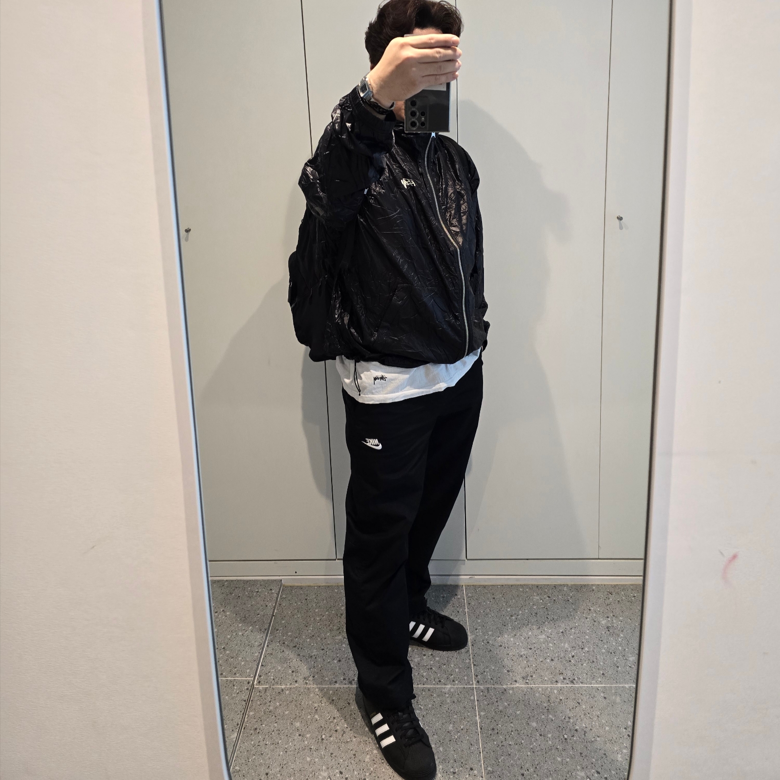 Stussy Beach Shell Wrinkled Nylon Jacket Black 착용 스타일 - 2