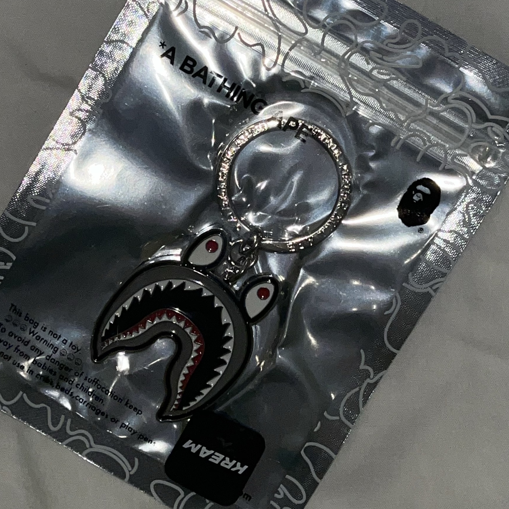 BAPE Shark Metal Keychain Black 착용 스타일