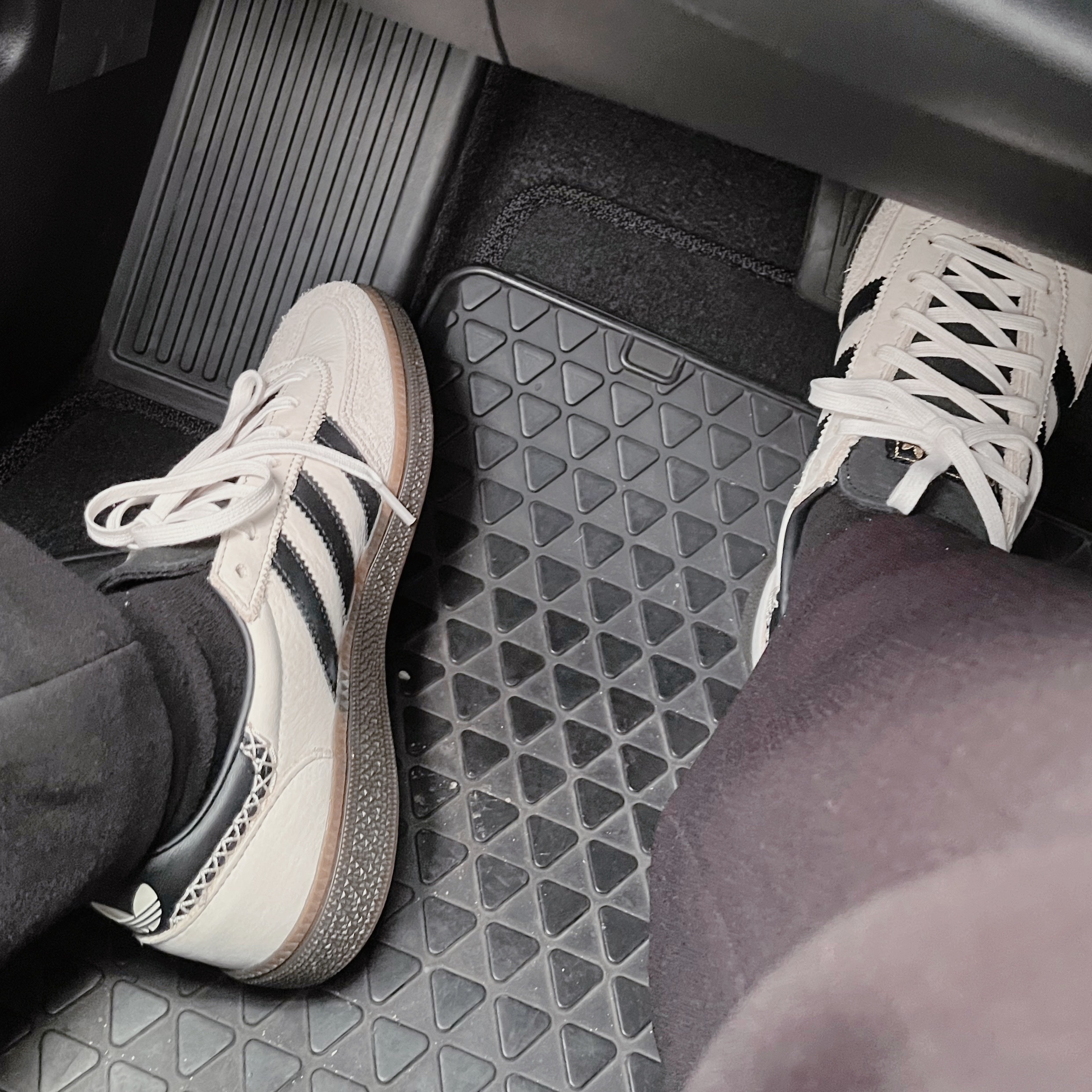 (W) Adidas Spezial Handball Wonder White Core Black 착용 스타일