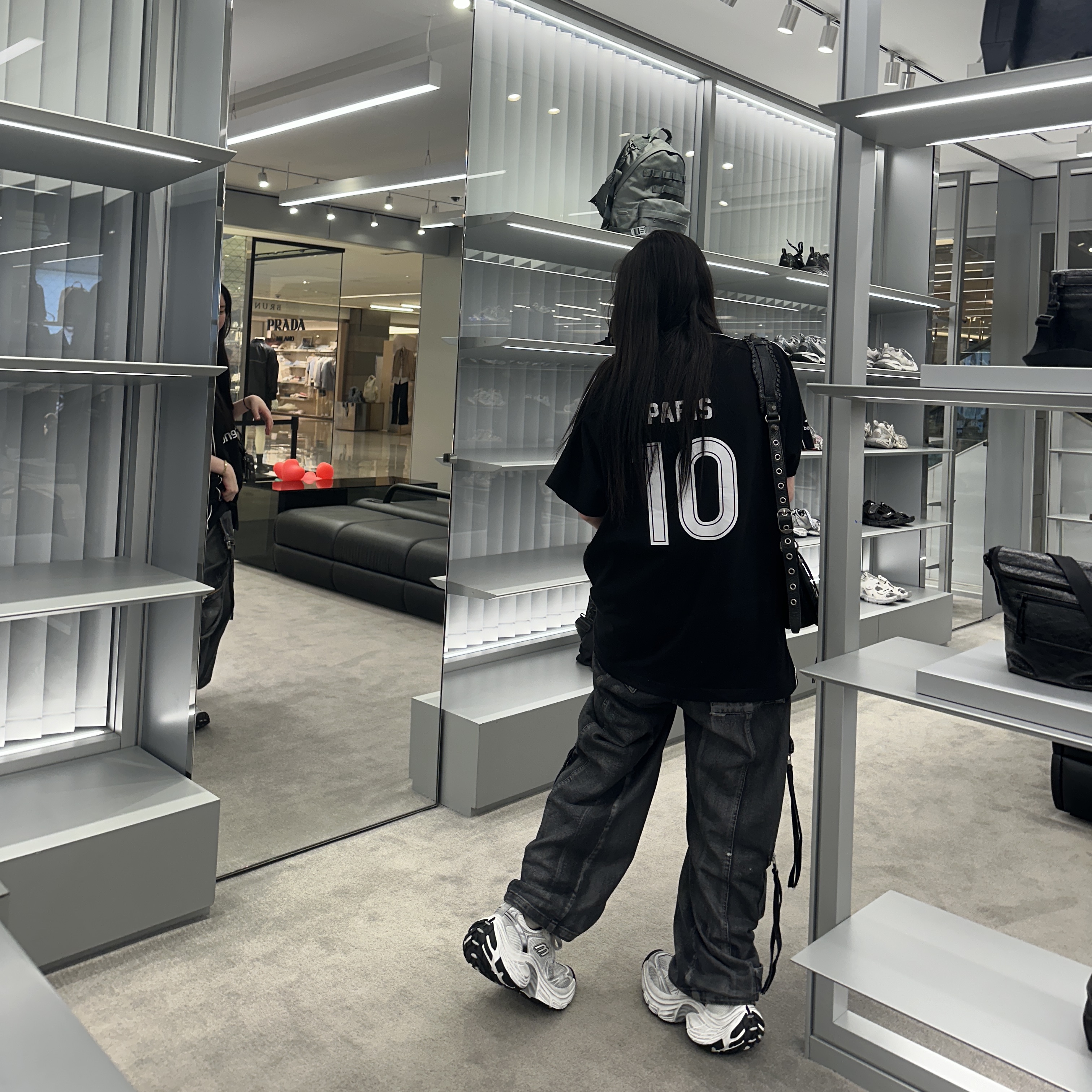 Balenciaga Soccer Series Paris Soccer Oversized T-Shirt Black, Balenciaga Le Cagole Small Shoulder Bag Black 착용 스타일