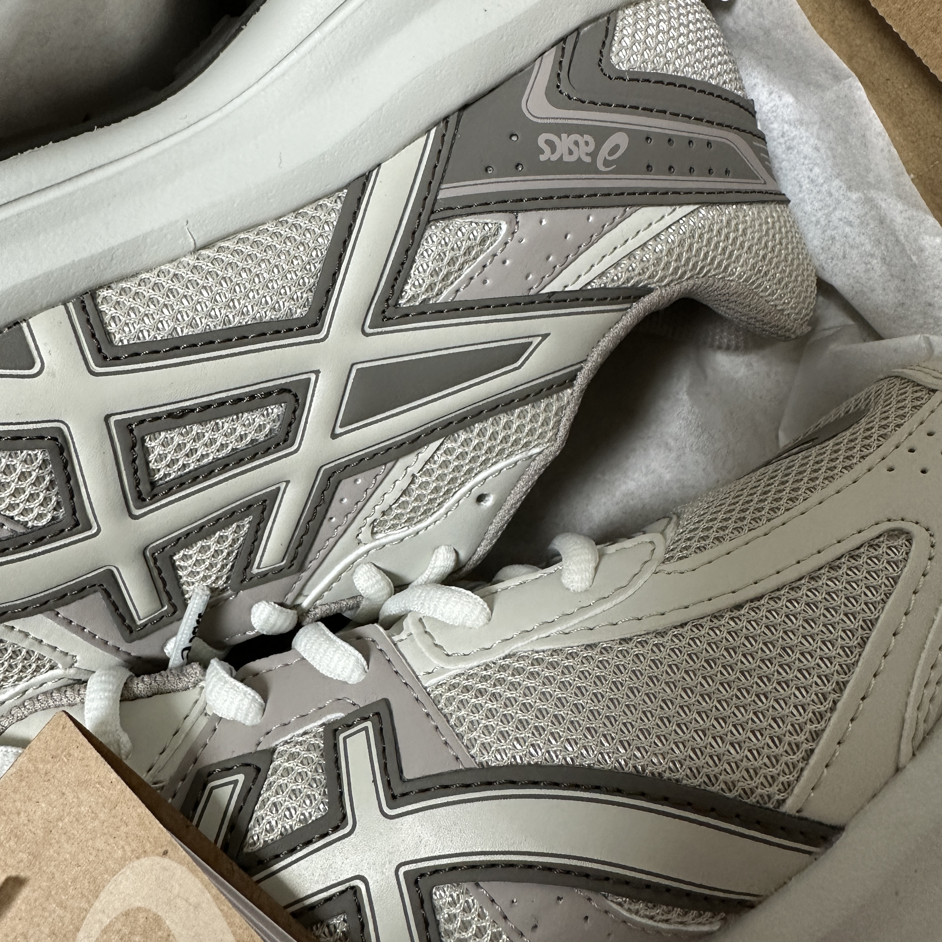 Asics Jog 100 S Birch - 2E Wide 착용 스타일