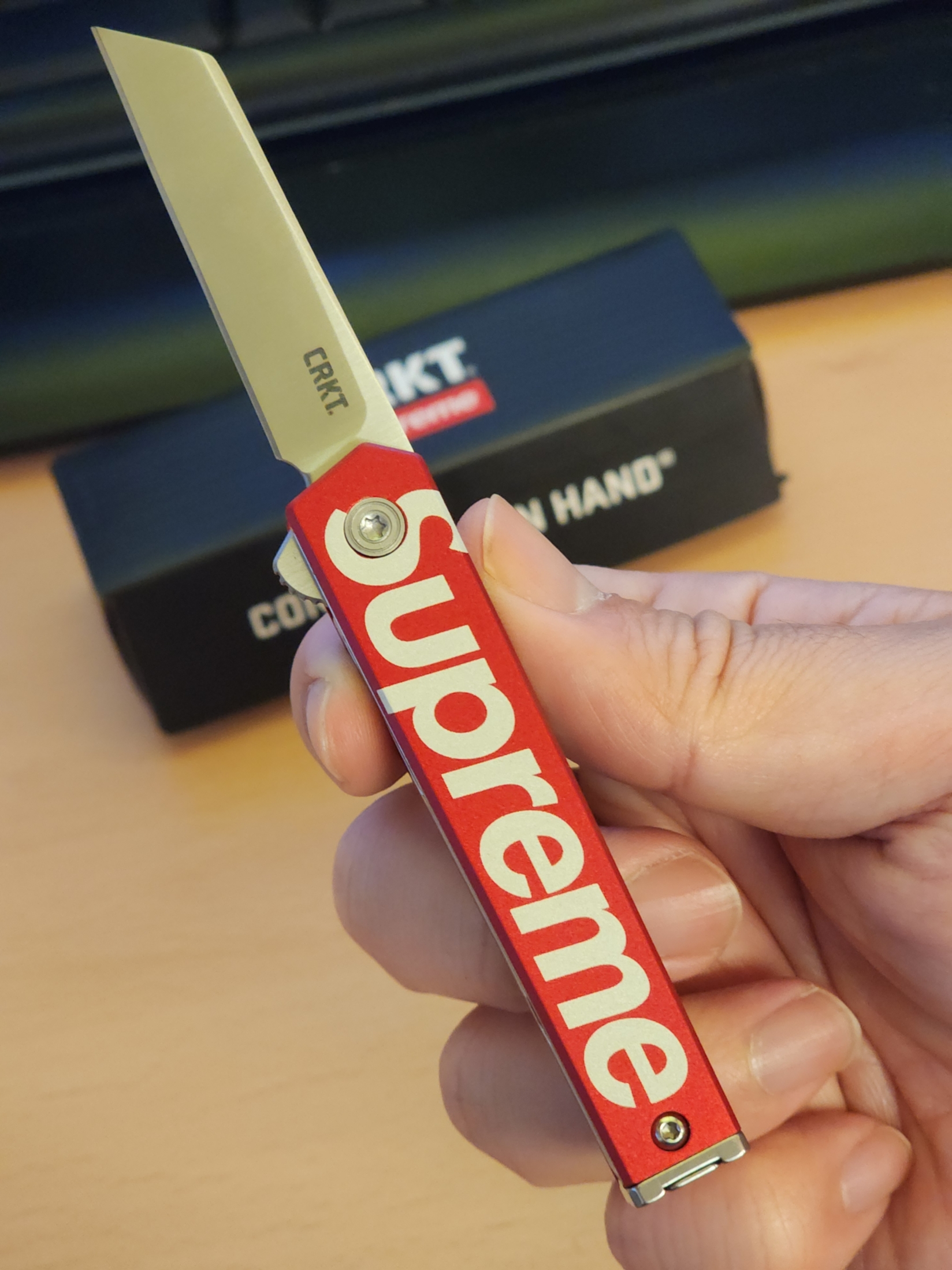 Supreme x CRKT CEO Microflipper Pocket Knife Red - 24SS 착용 스타일 - 2