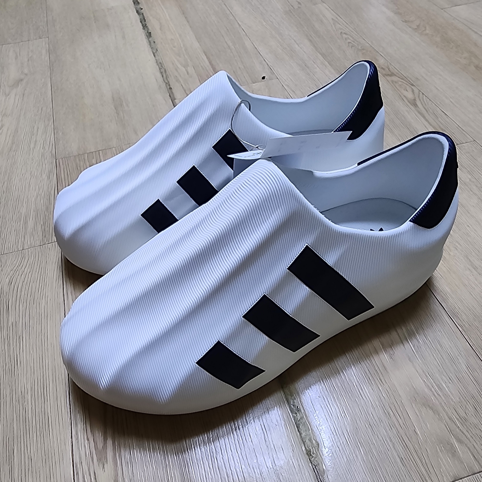 Adidas Adifom Superstar Core White 착용 스타일 - 2