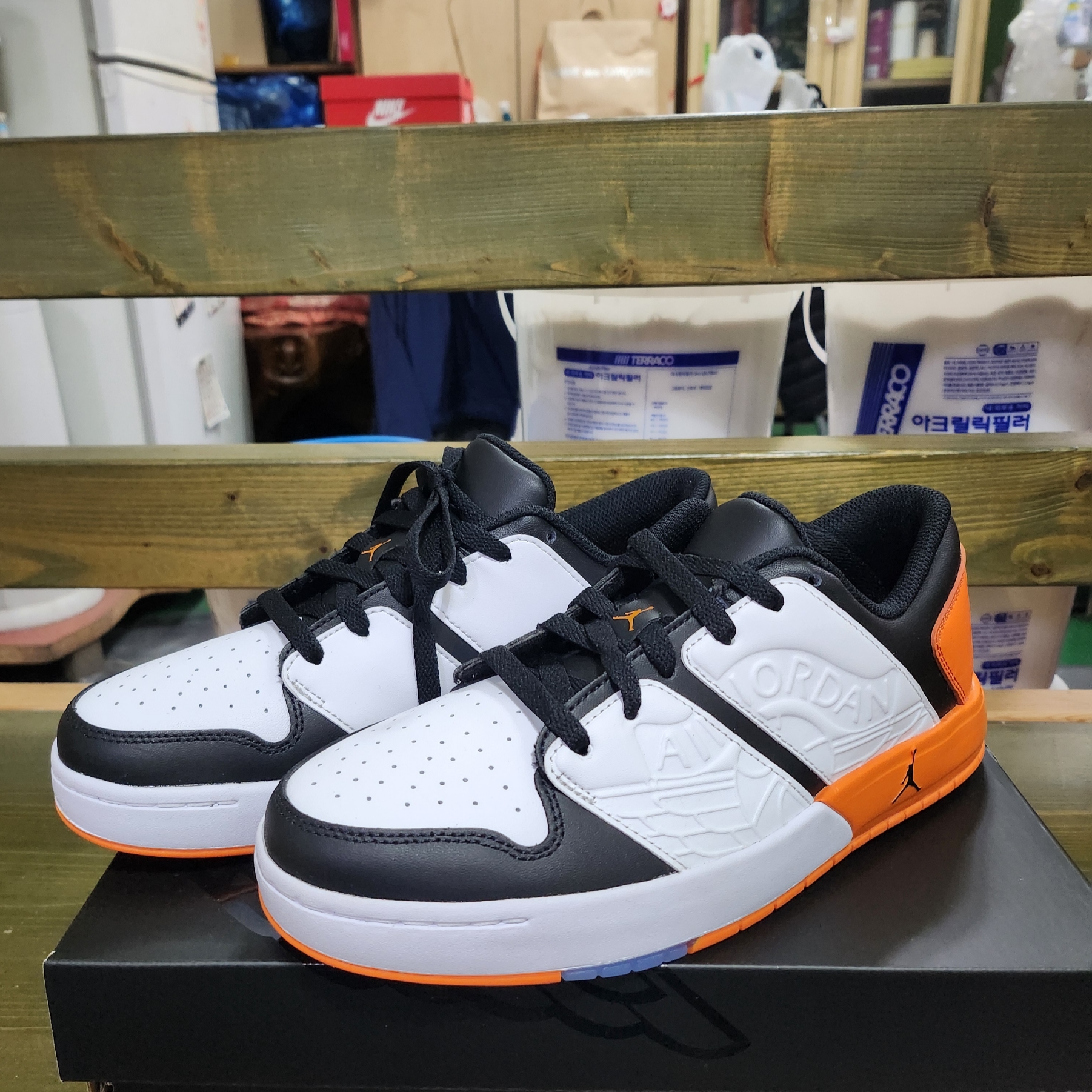 Jordan Nu Retro 1 Low White Magma Orange 착용 스타일