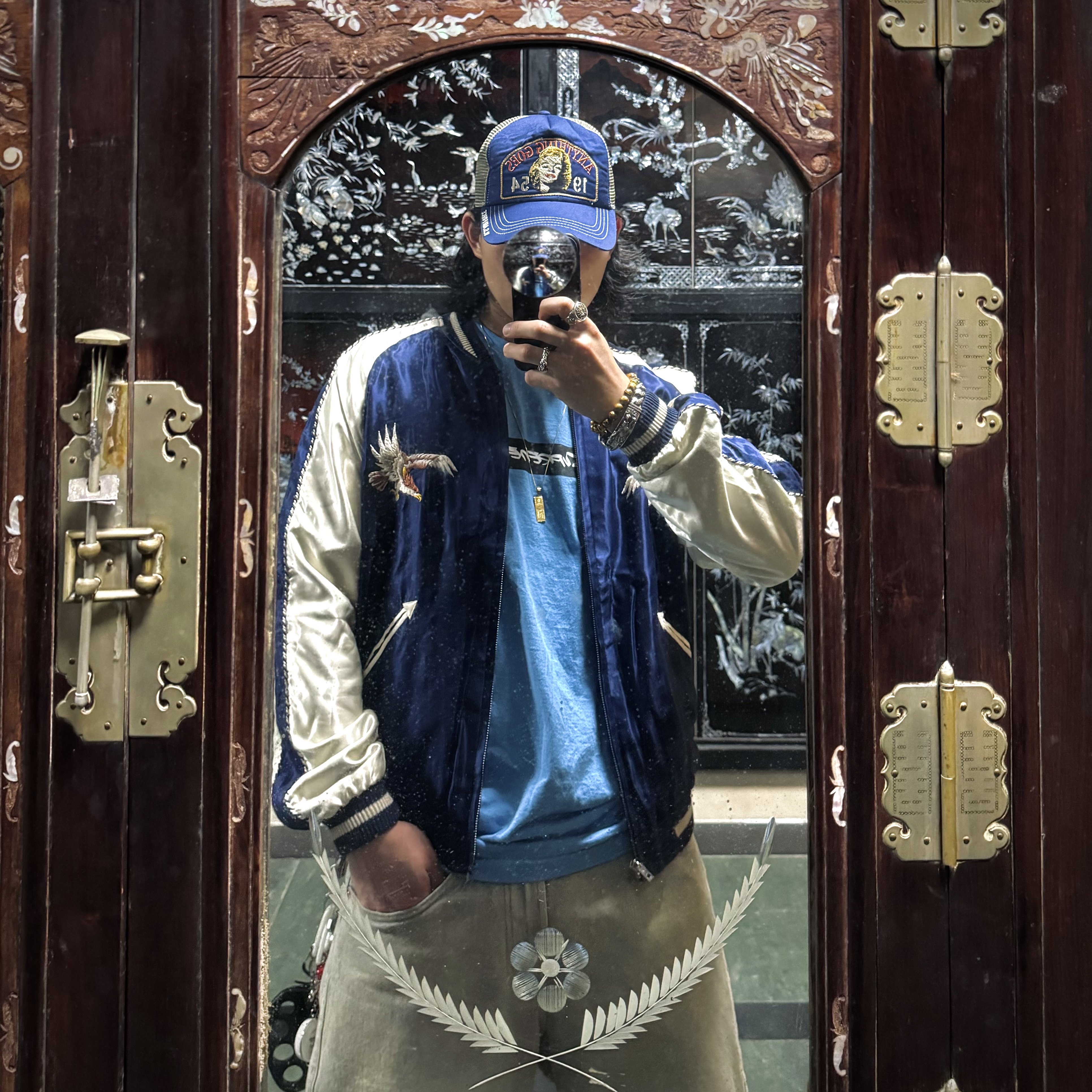 Chrome Hearts Fuck Hollywood Trucker Hat Black White, Supreme Flames Jacquard Baggy Denim Shorts Washed Indigo - 23SS 착용 스타일 - 3
