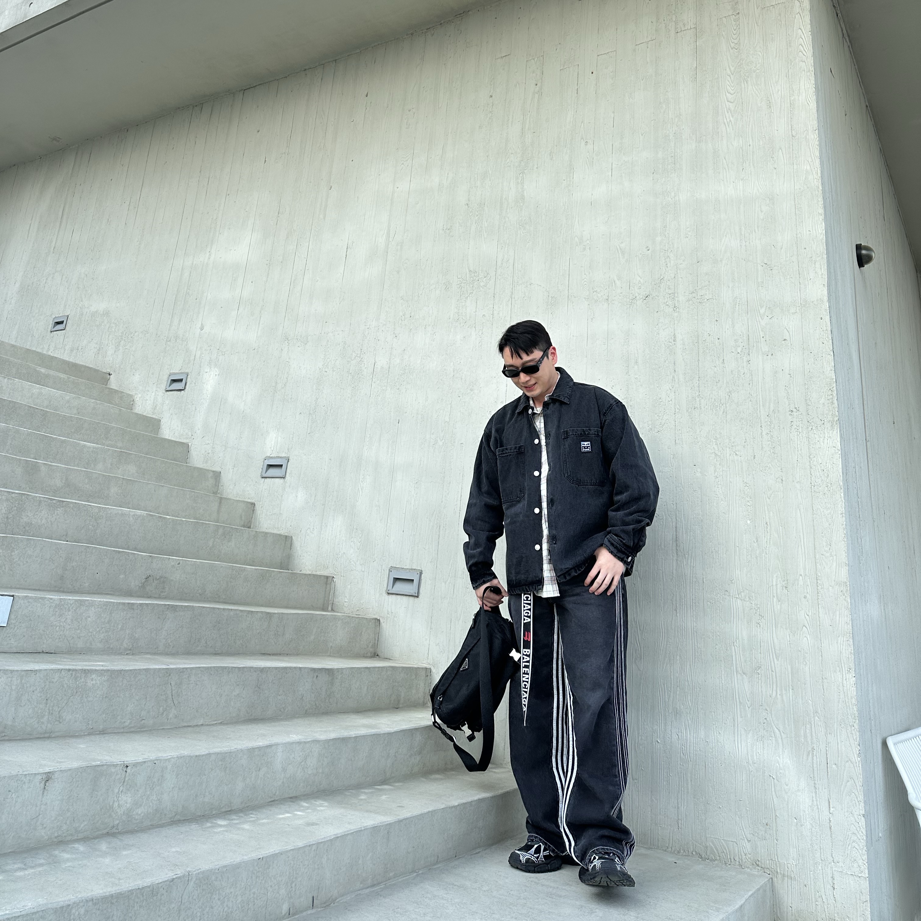 IAB Studio x Obey Painters Shirt Jacket Dusty Black, Gentle Monster x Maison Margiela MM106 Leather Black Black 착용 스타일 - 3